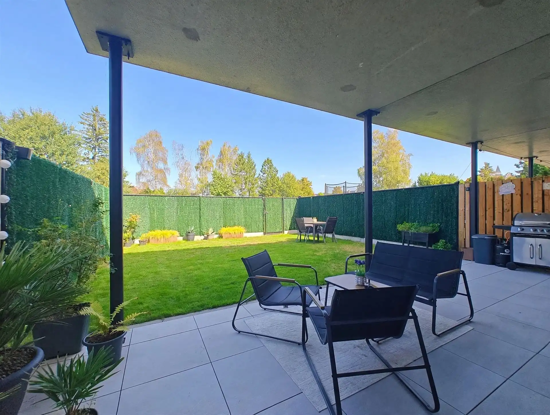 Gelijkvloers appartement met 2 slaapkamers een ruim terras, tuin en extra gemeenschappelijke tuin  foto 2