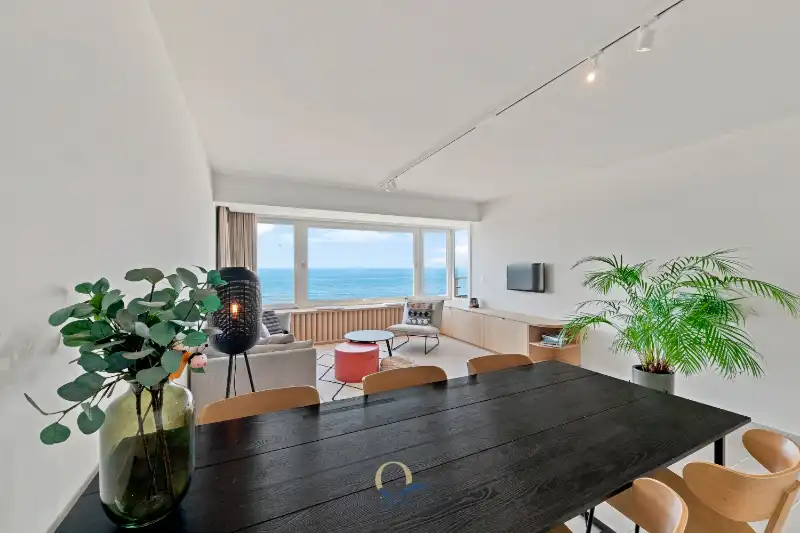 Smaakvol ingericht 2-slaapkamerappartement met adembenemend frontaal zeezicht foto 3