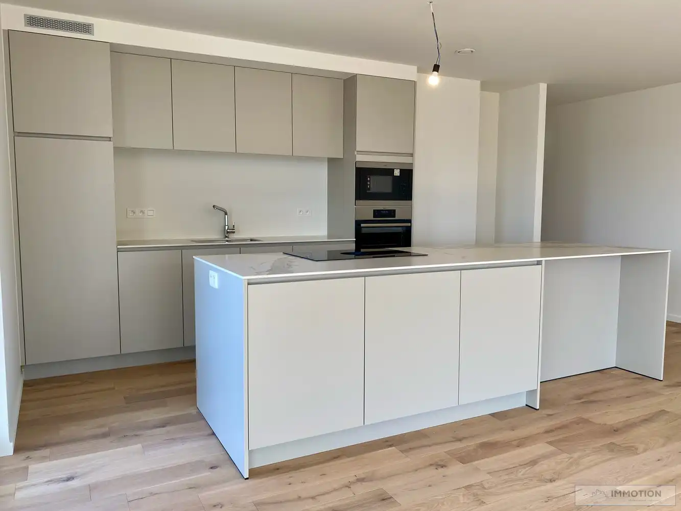 Prachtig appartement te huur in centrum Kortrijk - mét parking en kelder foto 5