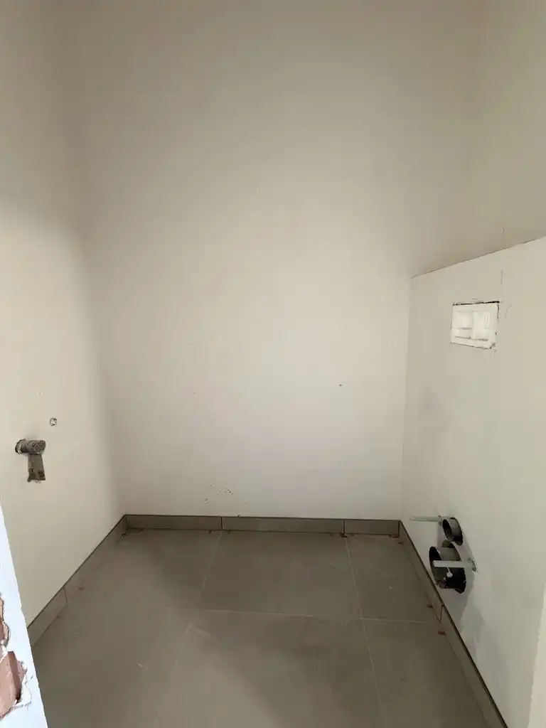 Zeer ruim 1 (+1)-slaapkamerappartement (BEN) op de eerste verdieping met uitzonderlijk zuidgericht terras van ca. 43 m² en ondergrondse parkeerplaats, in hartje Maaseik. foto 13