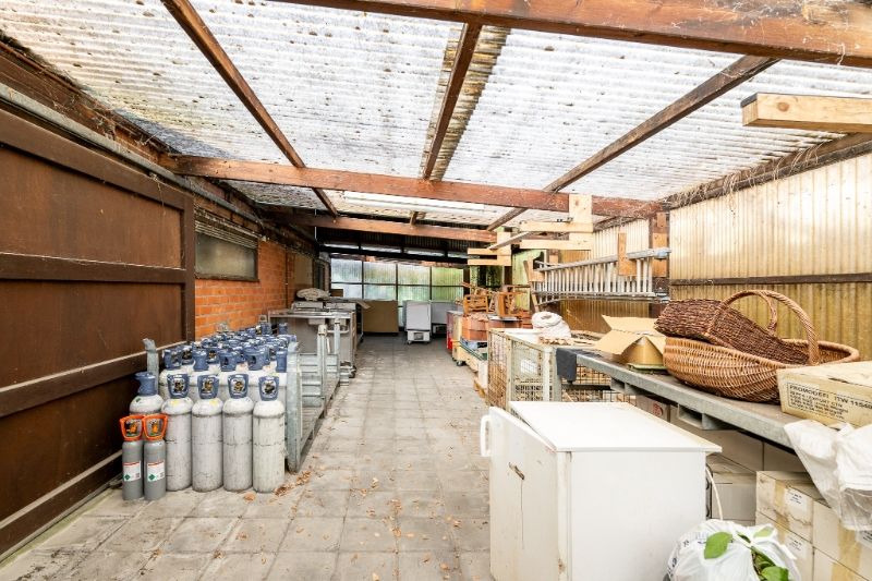 Uniek commercieel vastgoed met villa - magazijn - winkelruimte - parking! foto 8