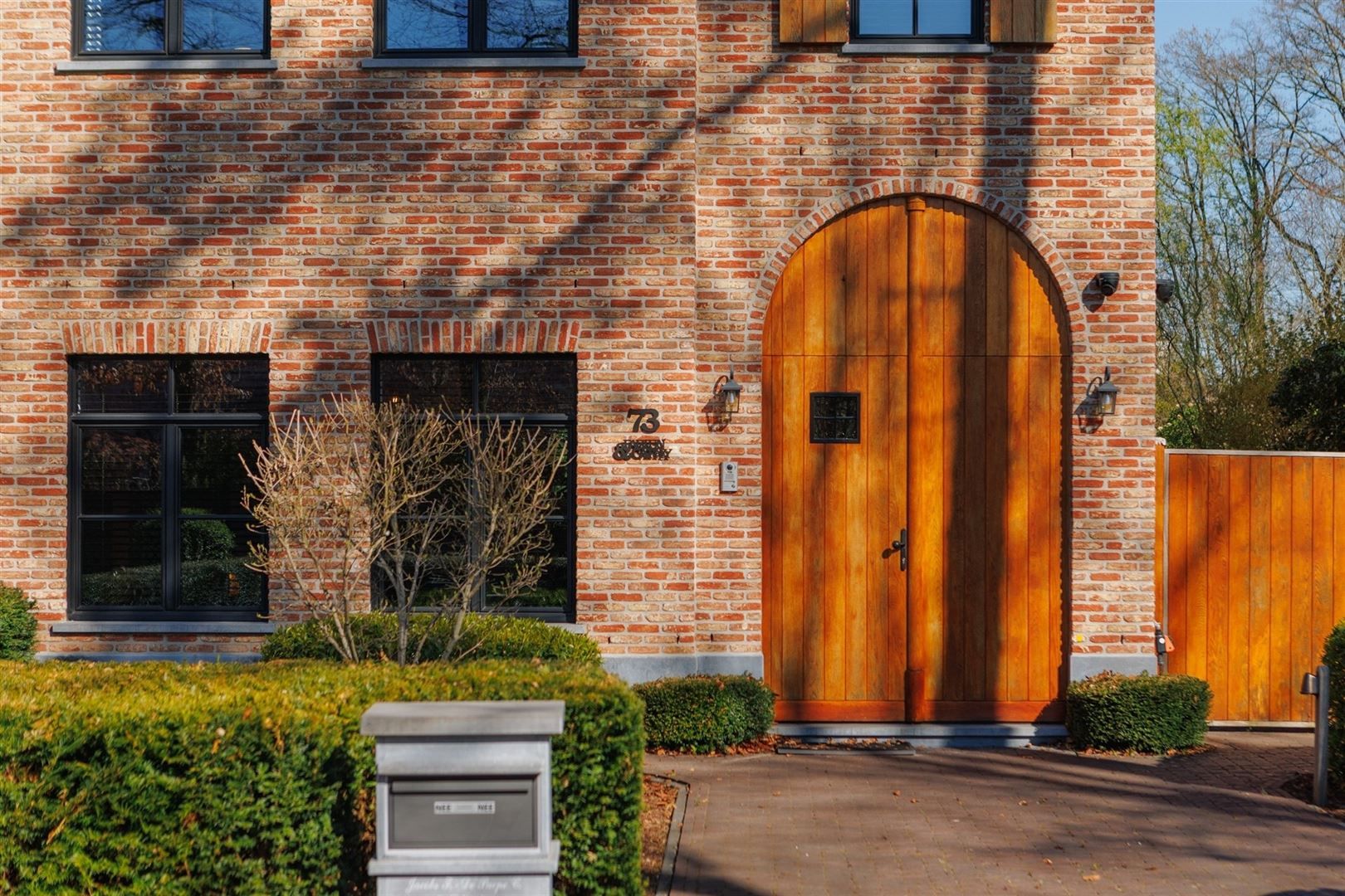 Eigentijdse luxe half open woning in een rustige setting foto 31