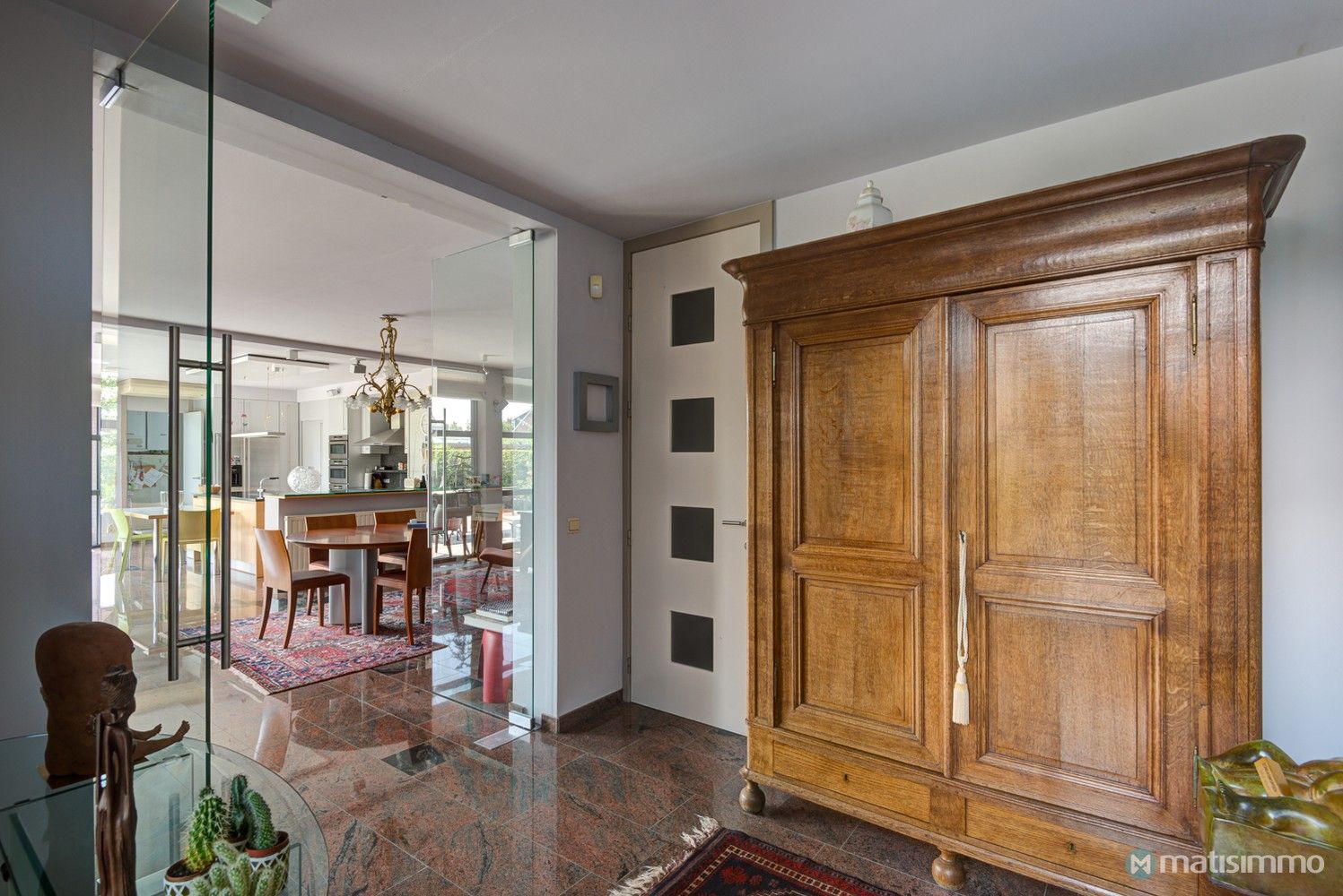 GELIJKVLOERS APPARTEMENT MET TUIN EN TWEE SLAAPKAMERS NABIJ HET STADSCENTRUM VAN BILZEN foto 3