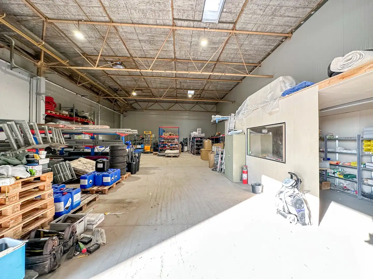 Instapklaar magazijn geschikt als opslagplaats of werkruimte foto {{pictureIndex}}