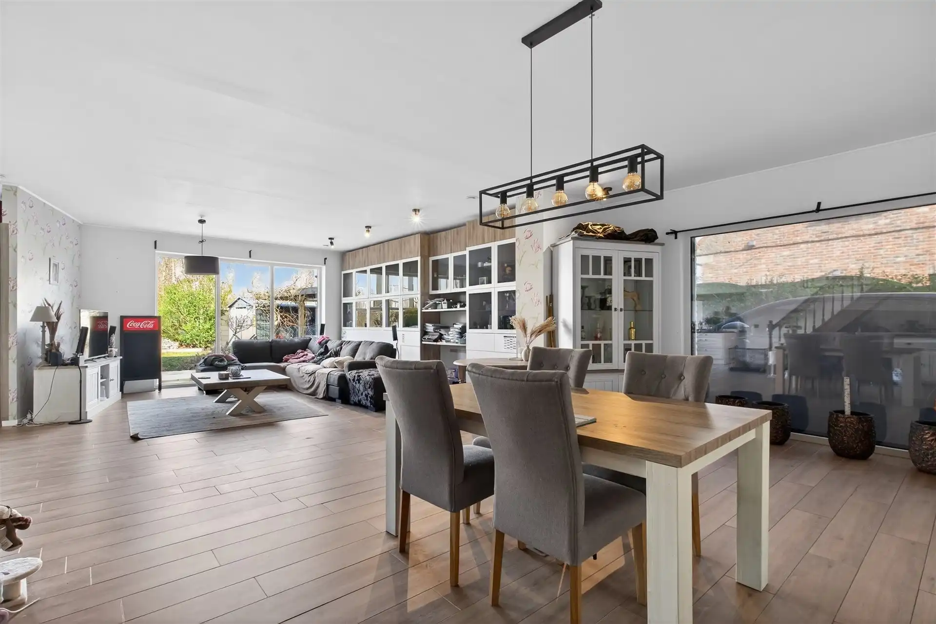 Recente handelszaak met heel ruime woonst op absolute topligging te Overmere. foto 11