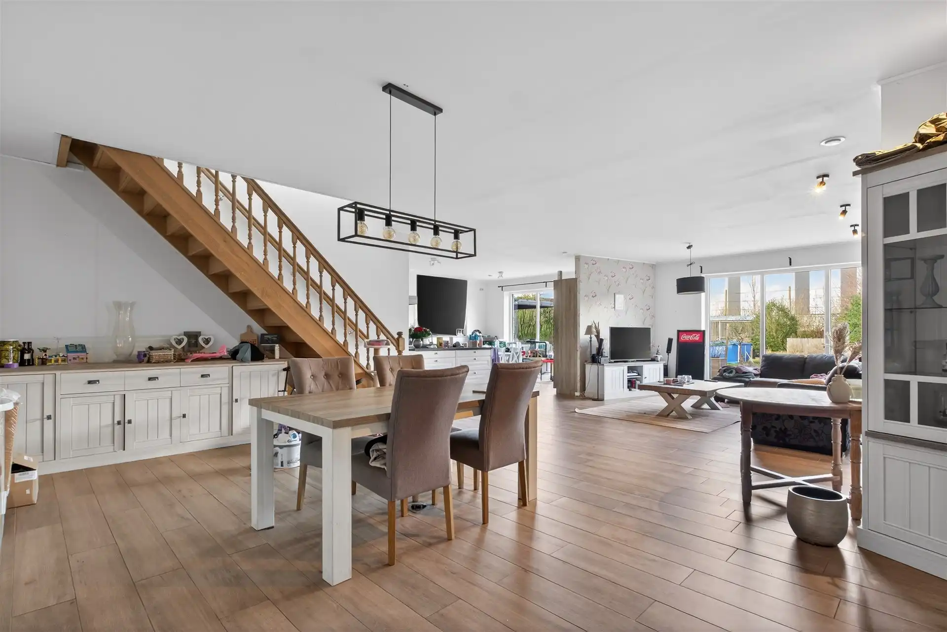 Recente handelszaak met heel ruime woonst op absolute topligging te Overmere. foto 11