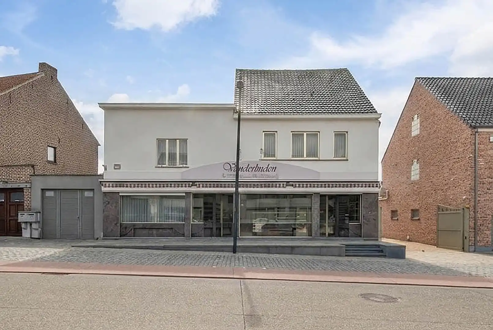 Karaktervol pand met voormalige bakkerij in het centrum van Kortenaken foto {{pictureIndex}}