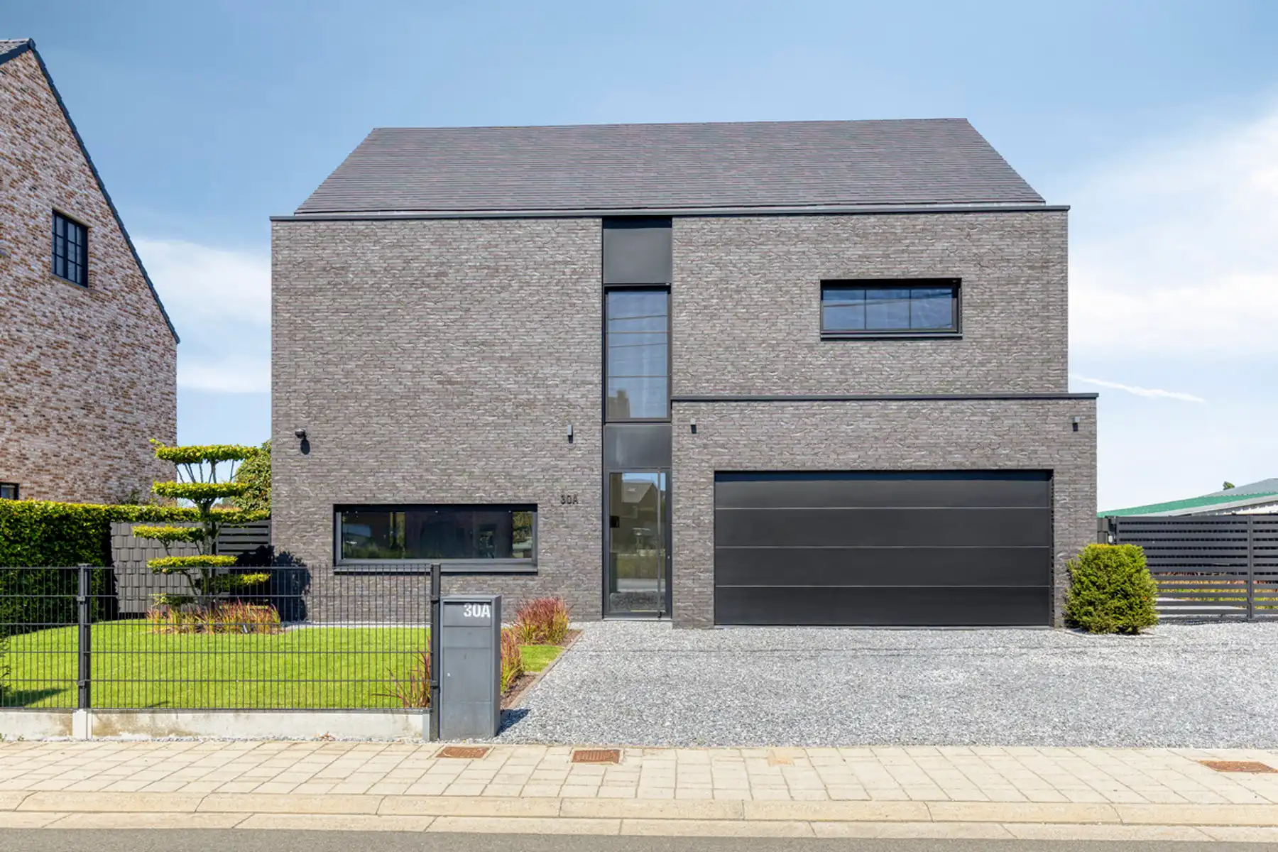 Ruime open bebouwing met loods en dubbele garage. foto 2