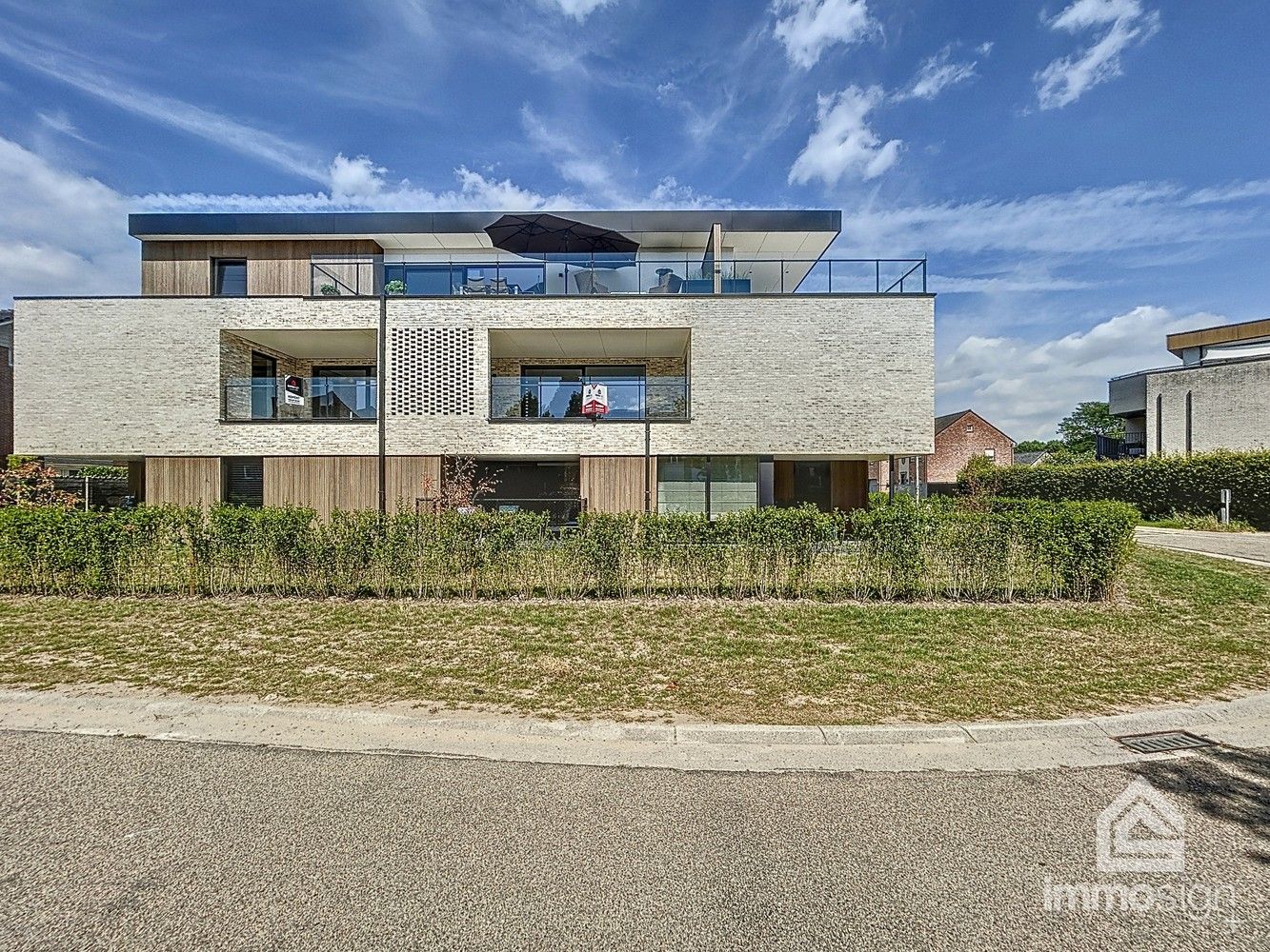 Instapklaar nieuwbouwappartement met 2 slaapkamers, terras en autostaanplaats te Kinrooi foto 2