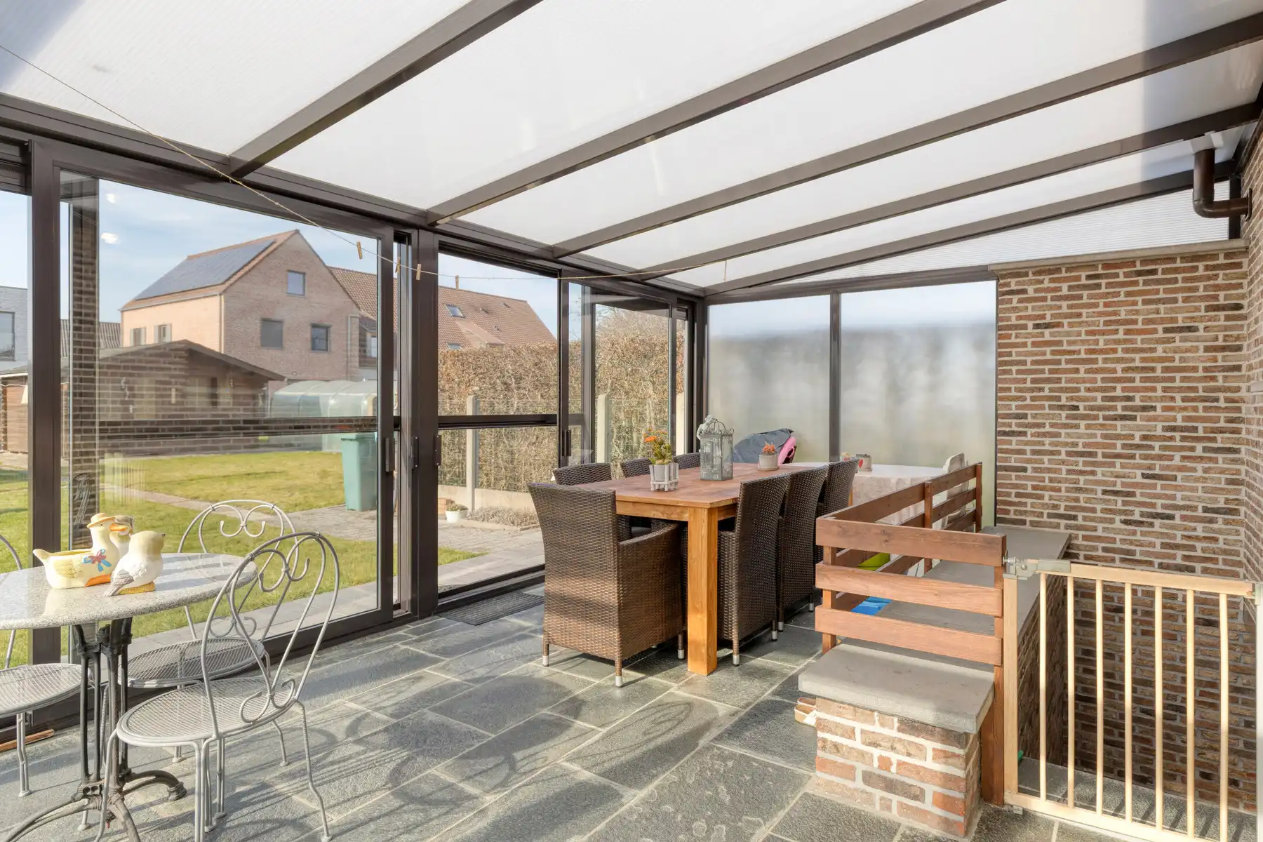 Te moderniseren ruime en solide 3-gevelwoning met grote tuin foto 13