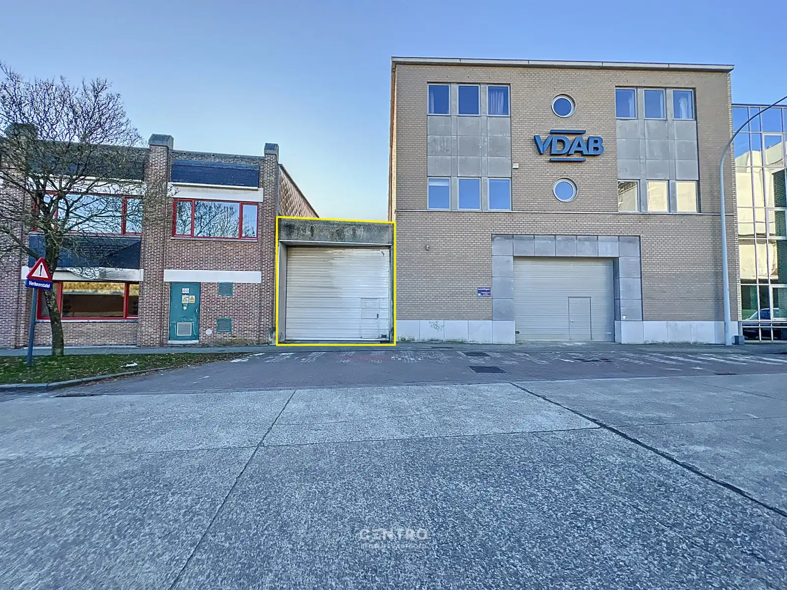 Opslagplaats ( ± 2.000m²) met 7m vrije hoogte vlakbij de havenkop te Roeselare! foto 11