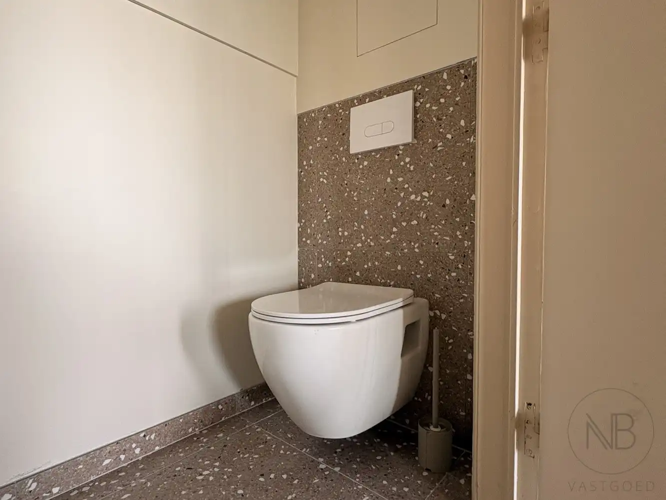 Stijlvol gerenoveerd en bemeubeld appartement met panoramisch uitzicht in hartje Genk foto 14
