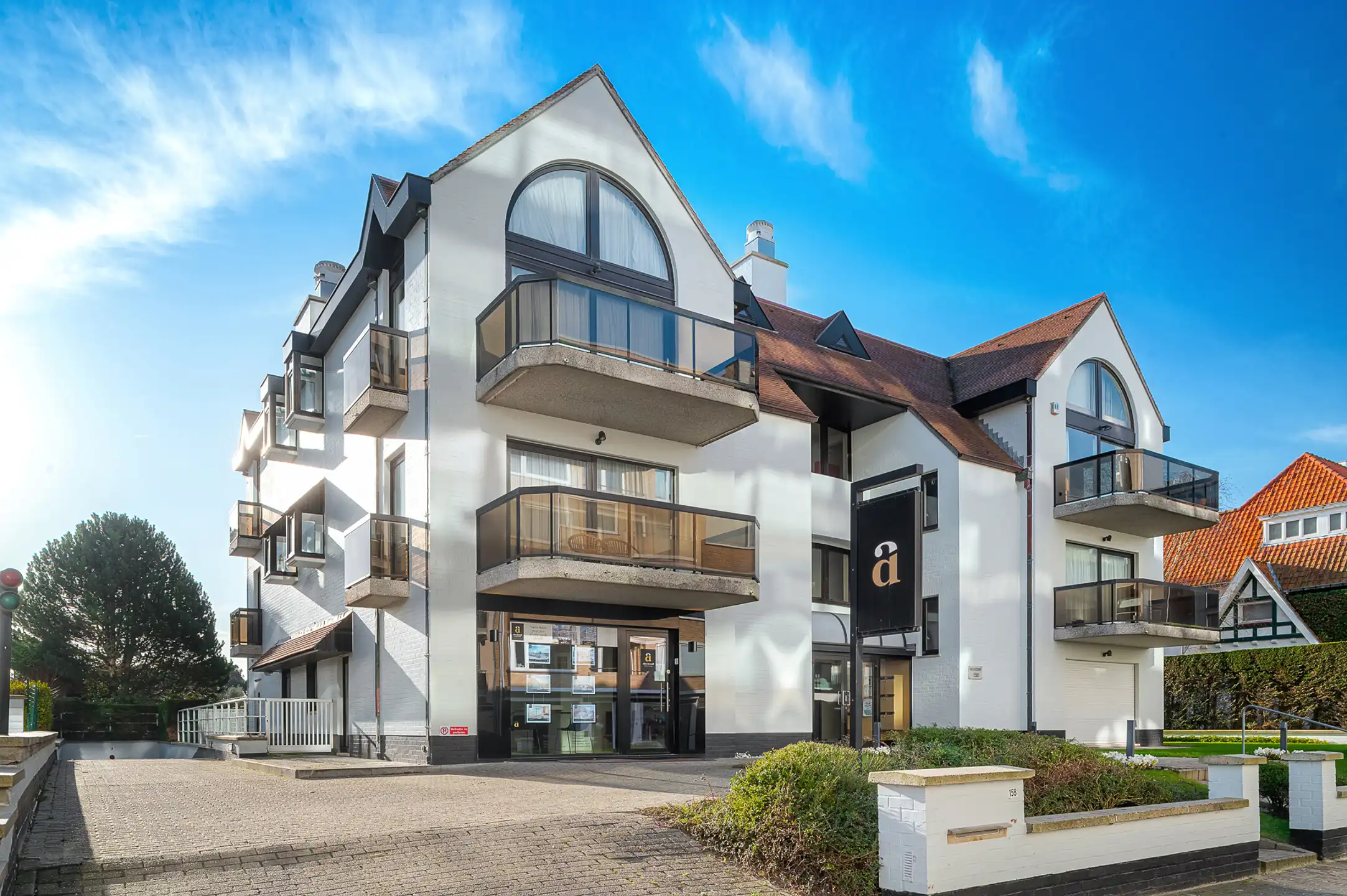 Uitstekend gelegen commercieel handelspand op de Kustlaan.. foto {{pictureIndex}}