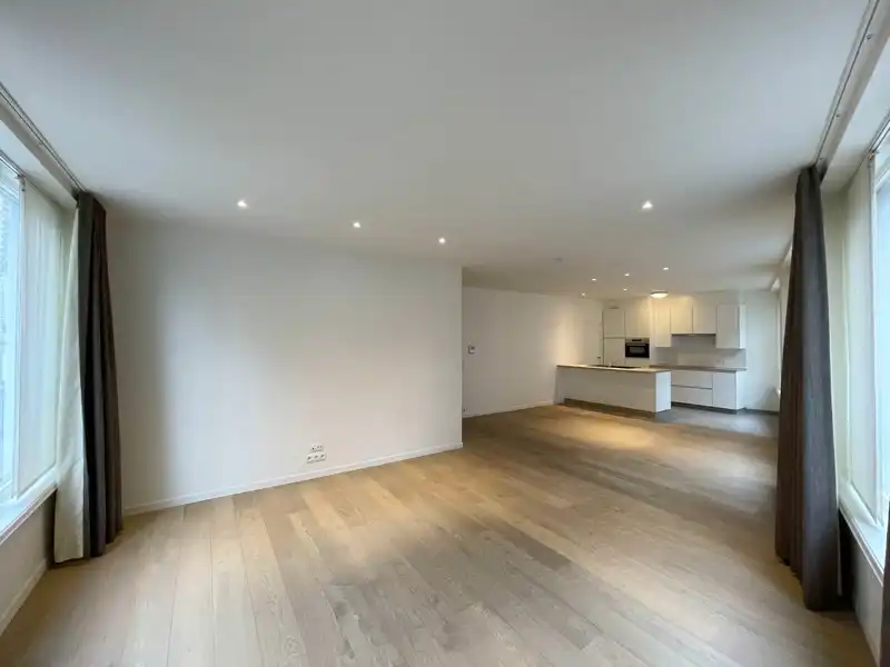 Instapklaar 2-slaapkamer appartement in hartje Kortrijk! foto 5