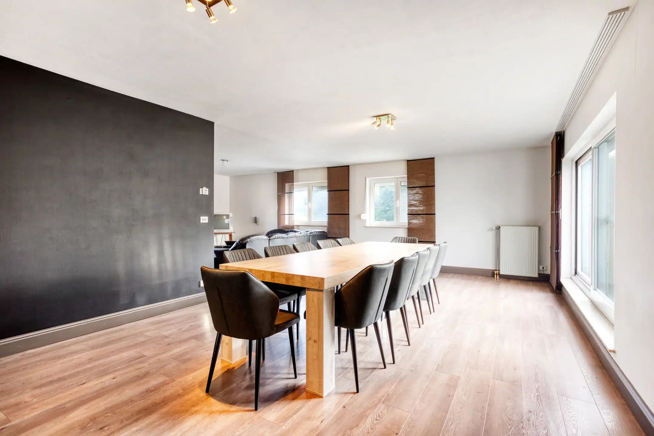 Uitzonderlijk ruim appartement met private tuin, terras en 2 parkeerplaatsen foto 5