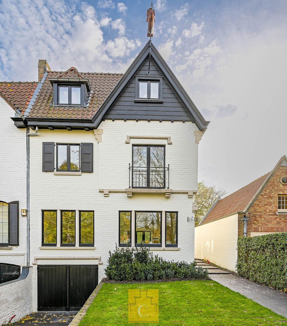 riante stadsvilla in Knokse stijl met grote garage, diverse terrassen en sublieme tuin, zicht op de Molens en alle Brugse torens, grondoppervlakte 655 m2 foto {{pictureIndex}}