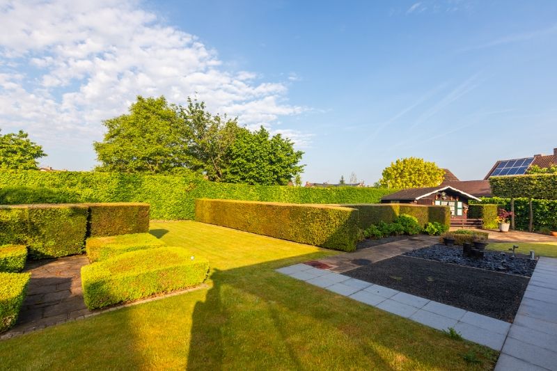 Residentieel gelegen, te moderniseren villa (kant Heule) met 4 slaapkamers, bureau, oprit voor 4 auto's, grote tuin...op 880m² (energielabel D) foto 2