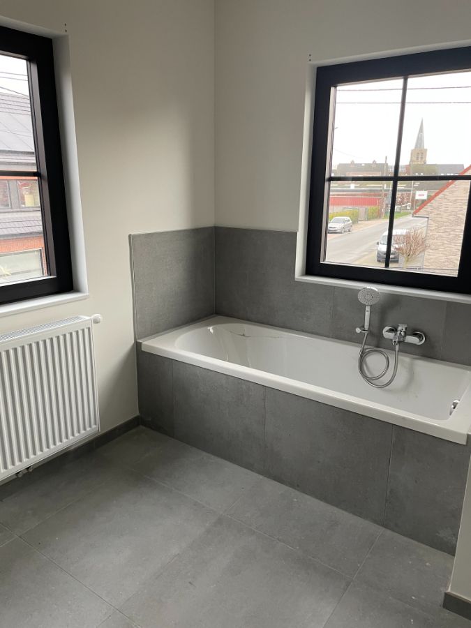 Drie slaapkamer EENGEZINSWONING met garage & tuin foto 23