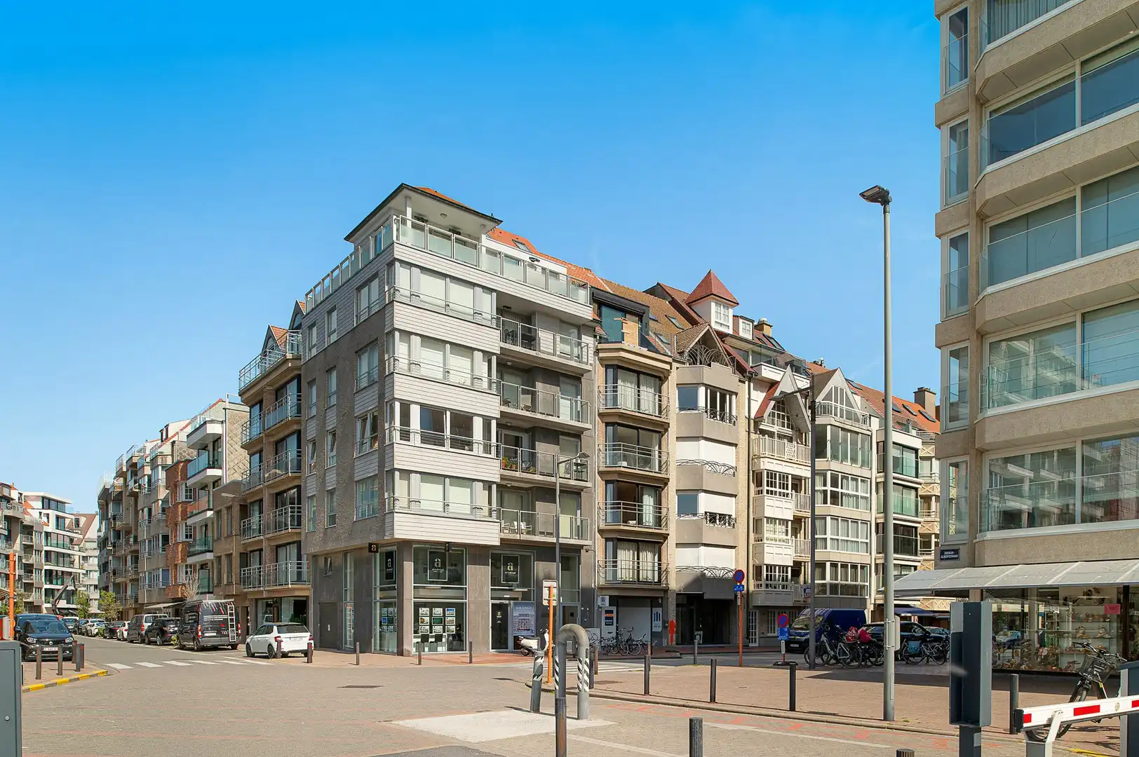 Gerenoveerd 3-slaapkamerappartement met frontaal zeezicht. foto 24