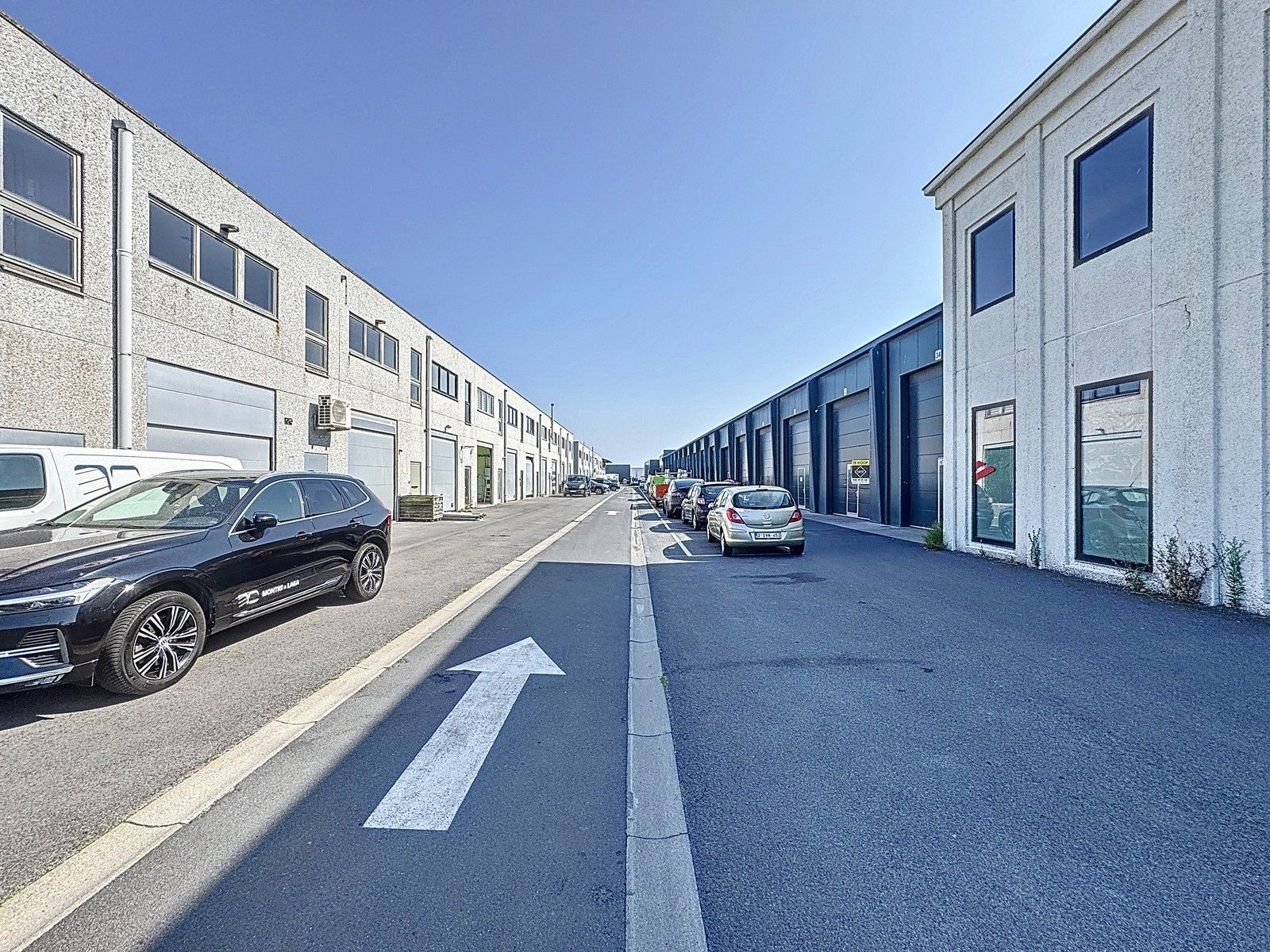 Instapklare KMO-unit (190m²) met tussenverdieping (60m²) en 2 voorbehouden parkeerplaatsen te koop in Middelkerke foto 2