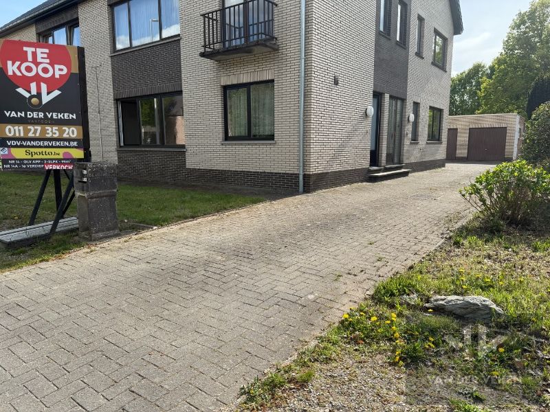 Te renoveren, ruim, centraal en toch rustig gelegen glvl 2-slpkapp met ruim terras nabij centrum Halveweg Zonhoven foto 2