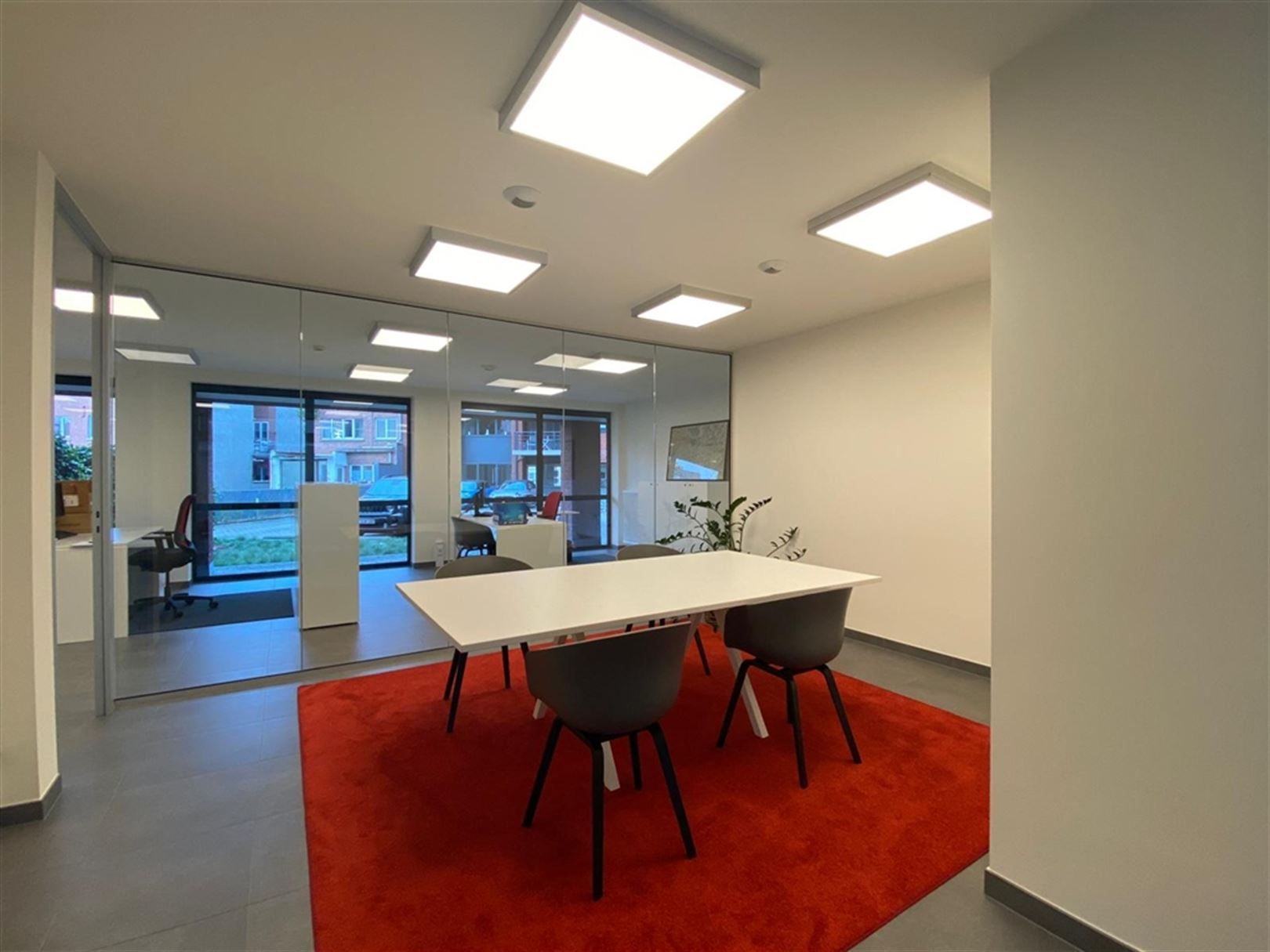 Modern gelijkvloers kantoor te koop op de Antwerpsestraat foto 3