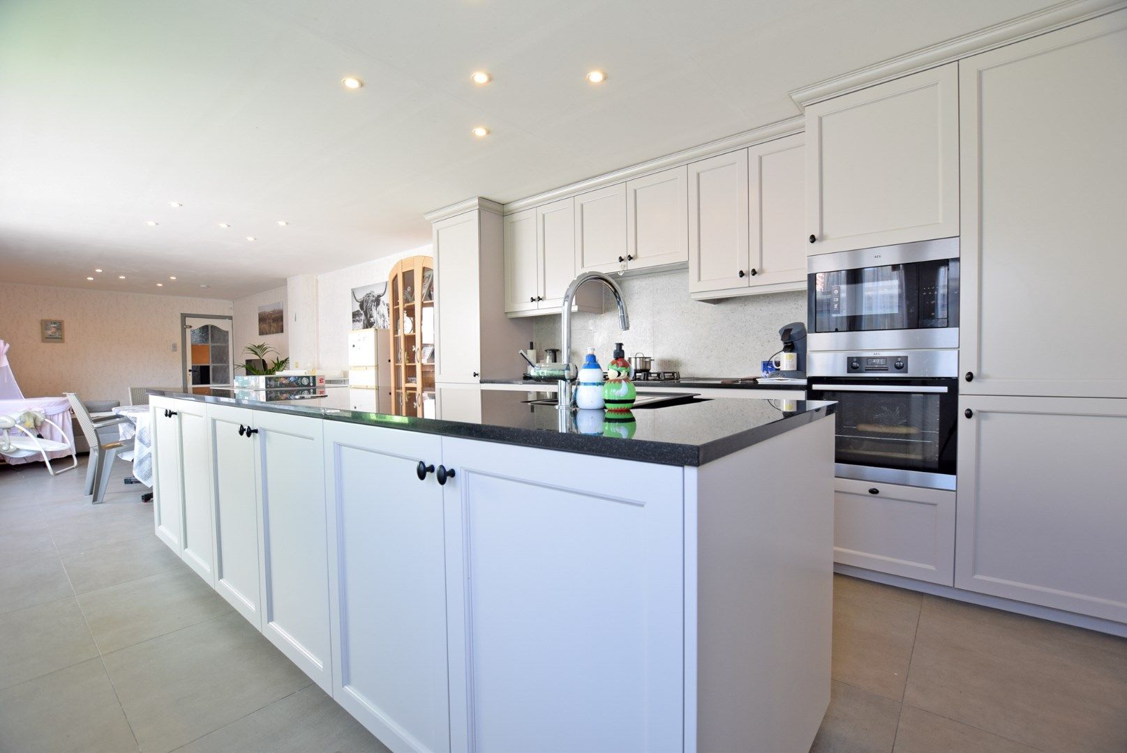 Op te frissen rijwoning op 360m² met 4 slaapkamers + garage & achterliggende loods / werkplaats te Adinkerke (De Panne).  foto 2