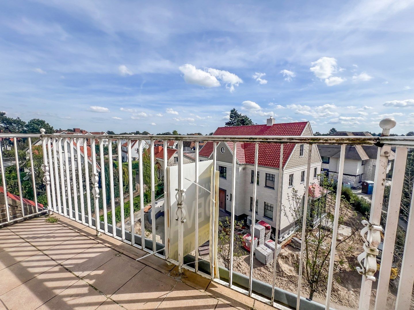 Prachtig gerenoveerd duplexappartement met groot zonneterras en open zicht, gelegen vlakbij de Zoutelaan en de Dumortierlaan. Garage mogelijk. foto 6