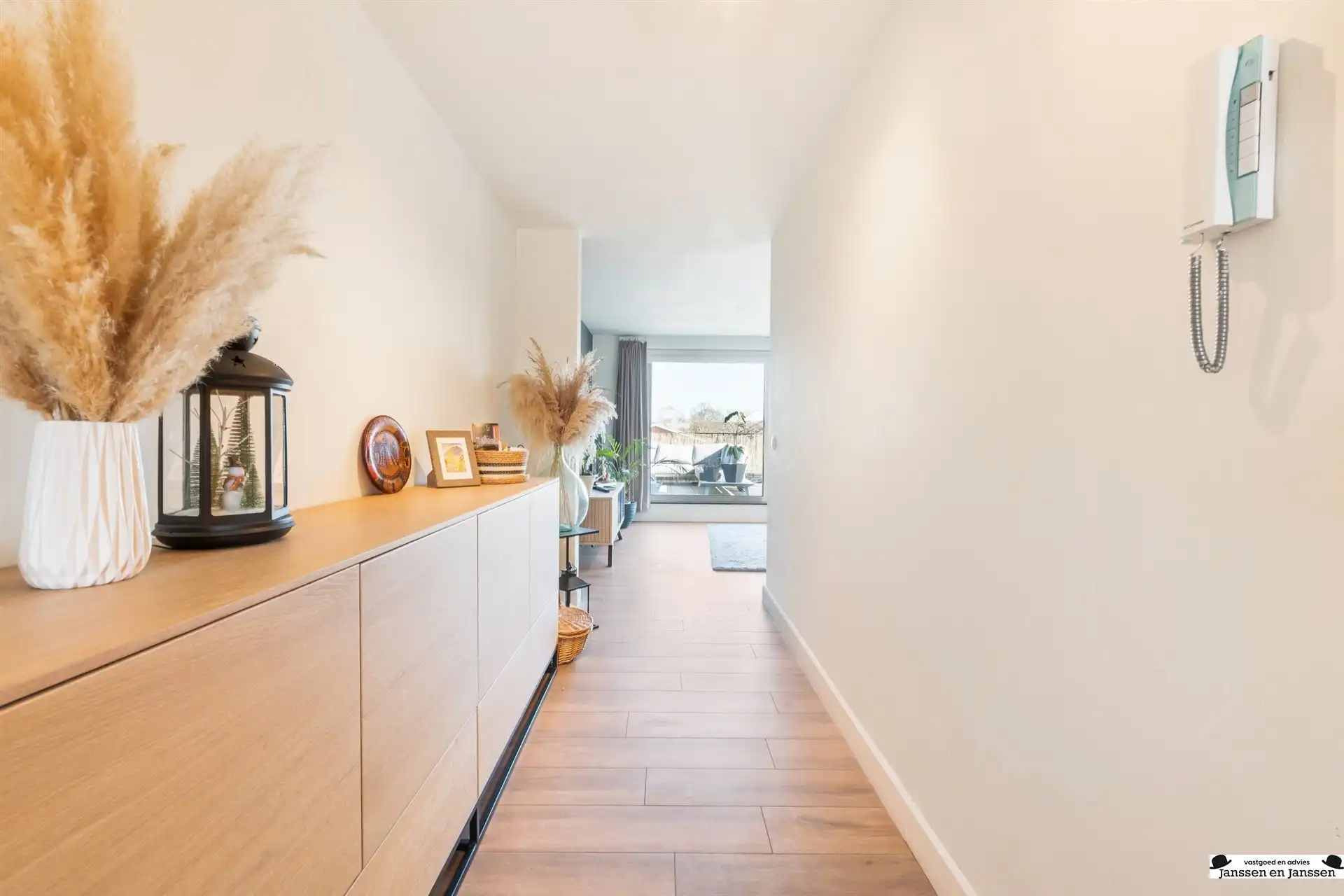 Lichtrijk en modern appartement met prachtig (dak)terras foto 7