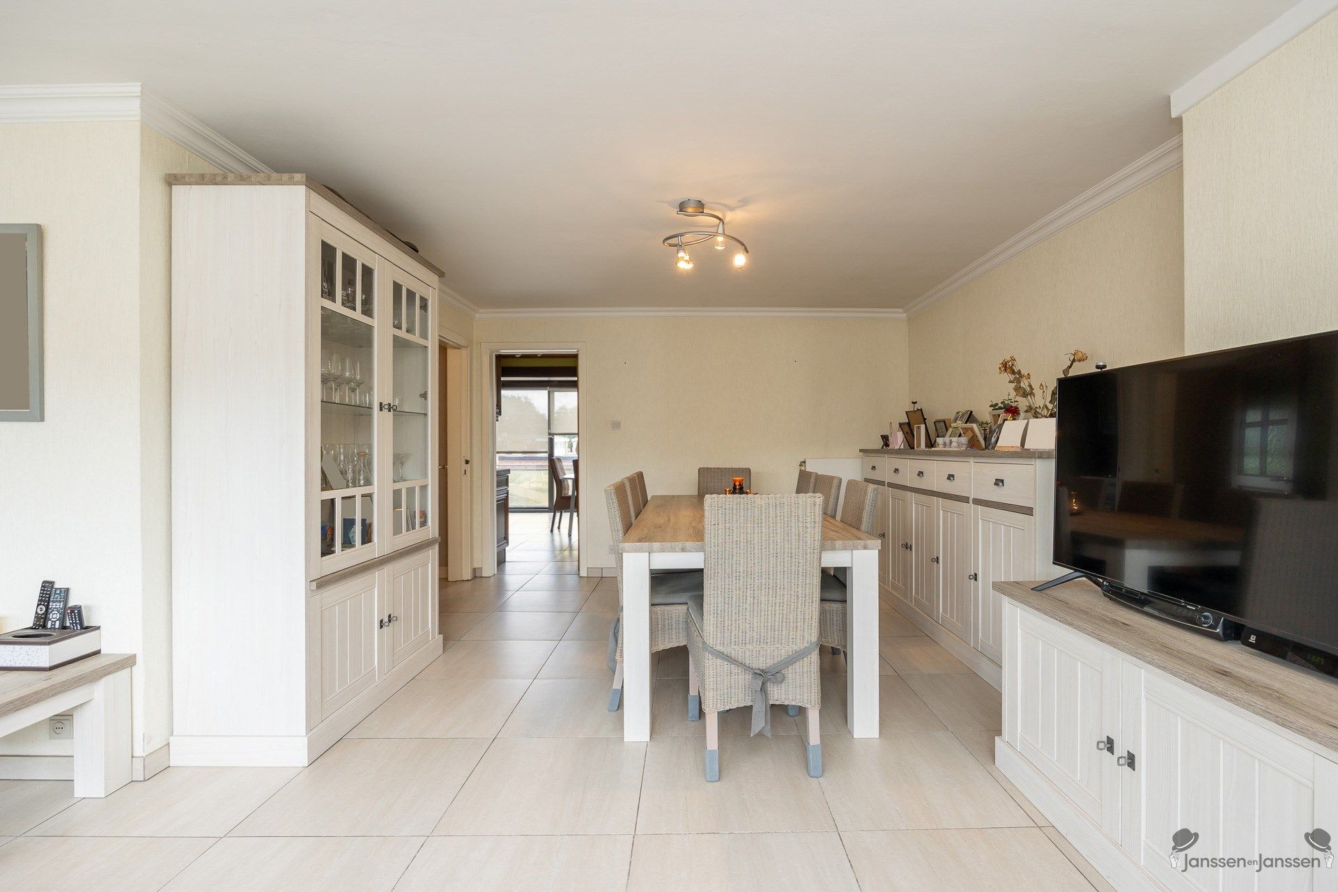 Bel-etage met 3 slaapkamers en ruime tuin foto 4