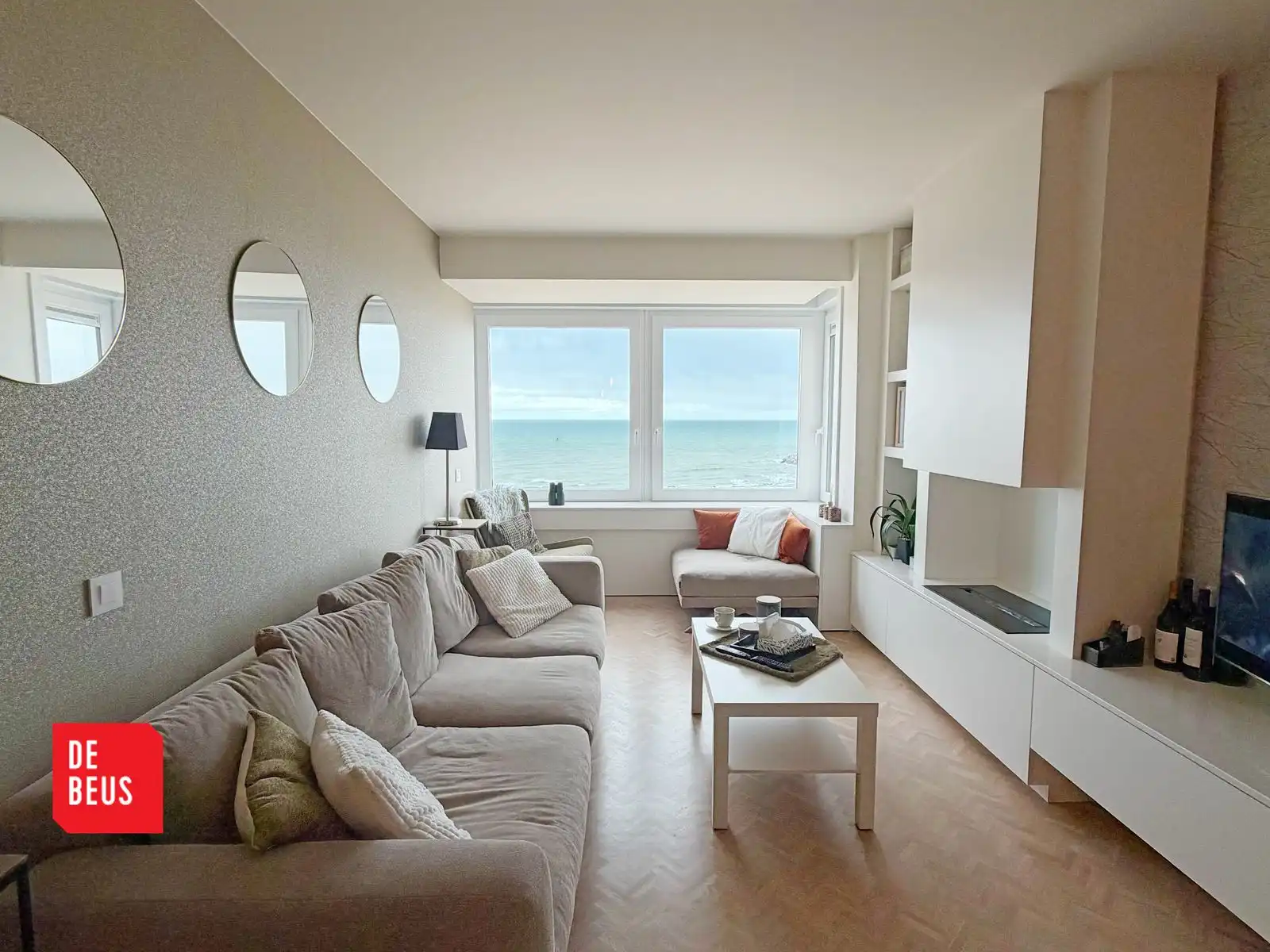 Luxueus gerenoveerd appartement met 2 slpk en frontaal zicht op zee foto {{pictureIndex}}