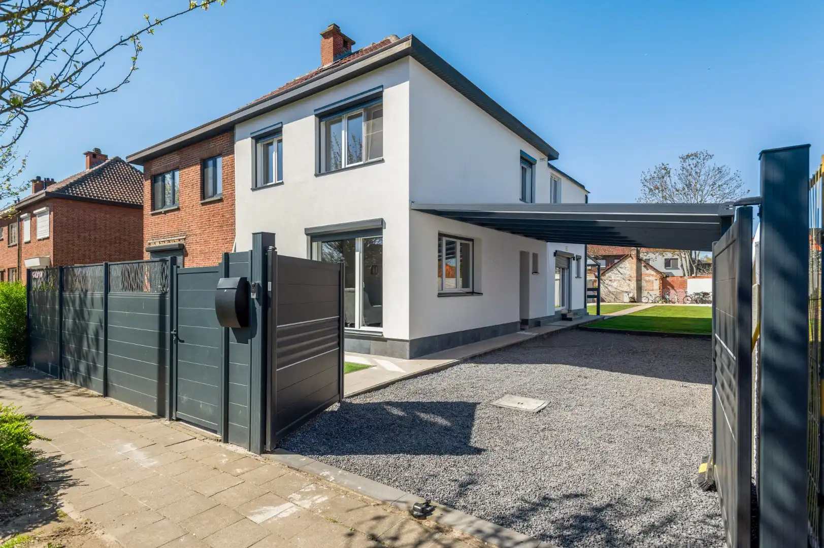 Gerenoveerde woning met tuin, carport en rustige ligging in Willebroek! foto {{pictureIndex}}