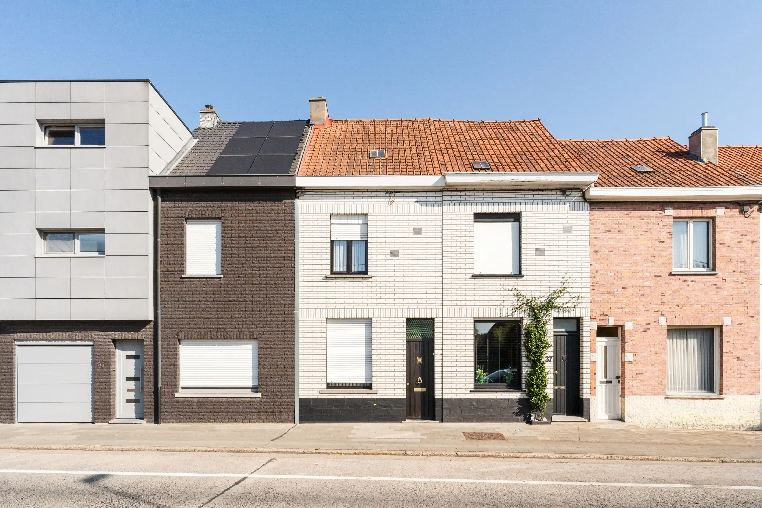 Hoofdfoto van de publicatie: Centraal gelegen te renoveren rijwoning met garage en uitweg in Harelbeke