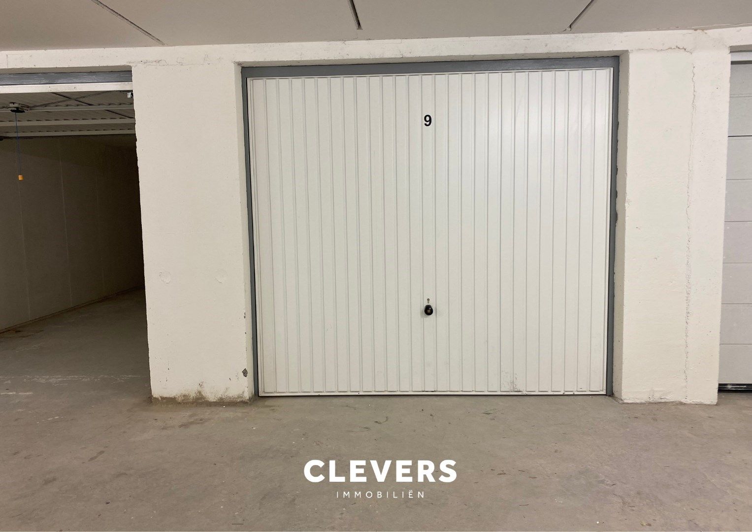 Grote garagebox voor 2 wagens gelegen in klein garagecomplex foto 4