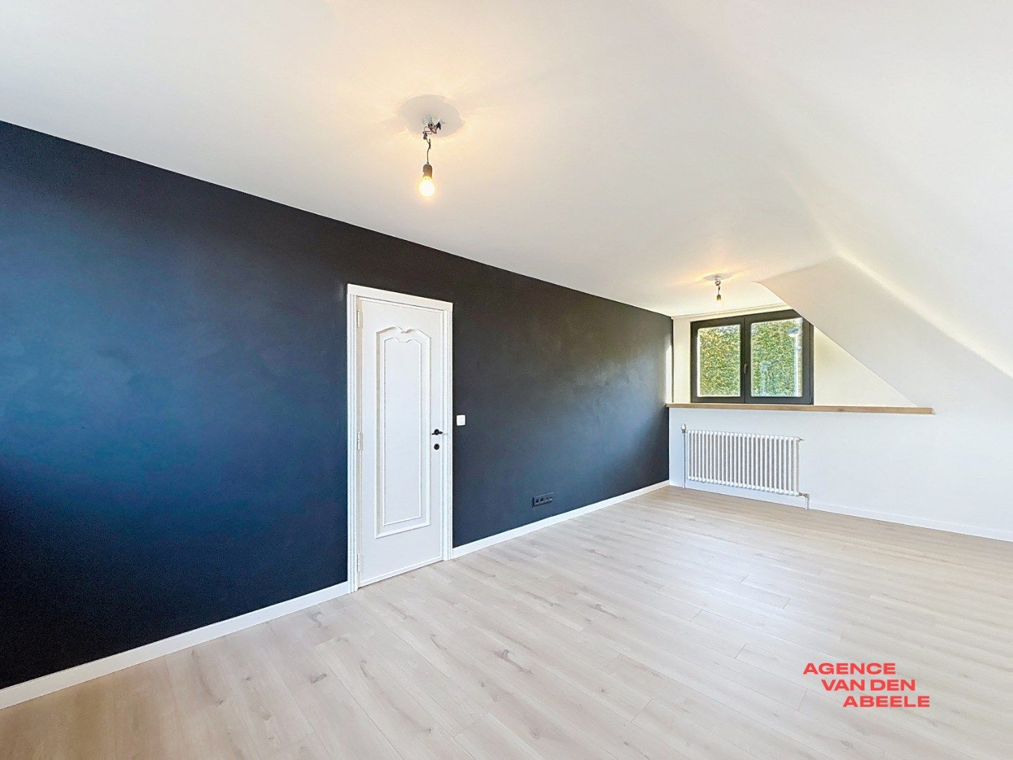 Ruime alleenstaande villa met grote tuin en veranda foto 16