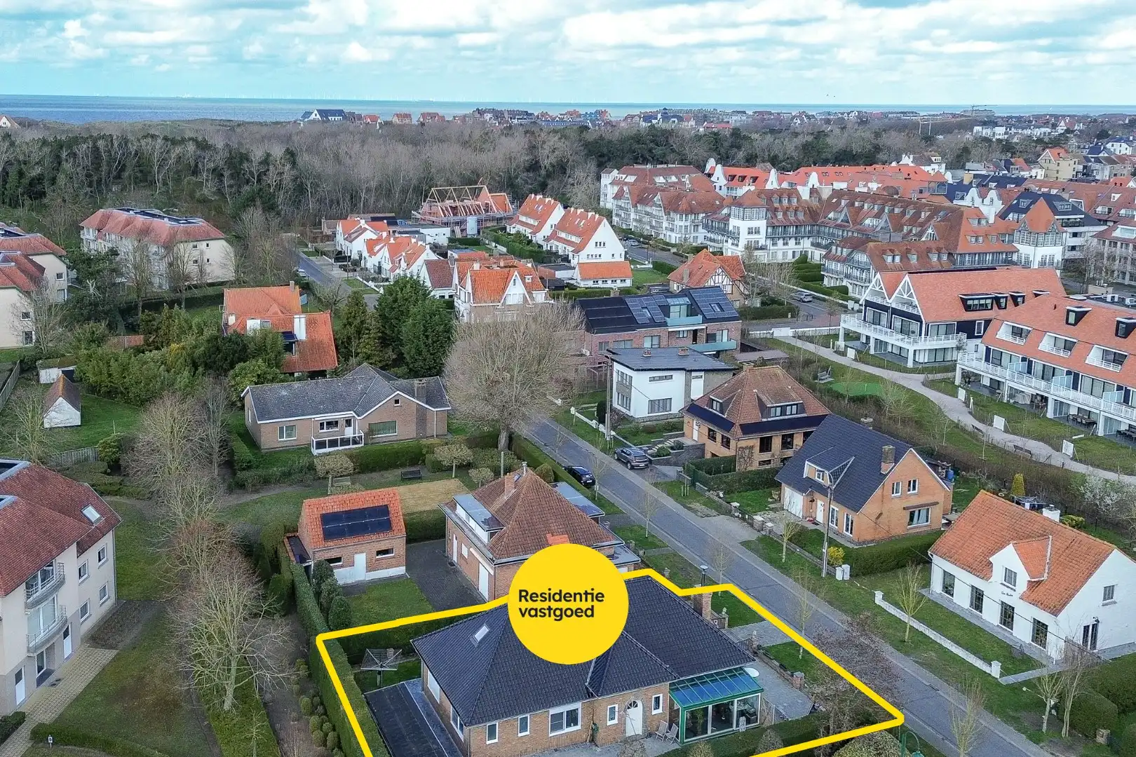 Instapklare en volledig gerenoveerde bungalow met 3 slaapkamers, tuin en garage vlak bij bos en centrum van De Haan foto {{pictureIndex}}