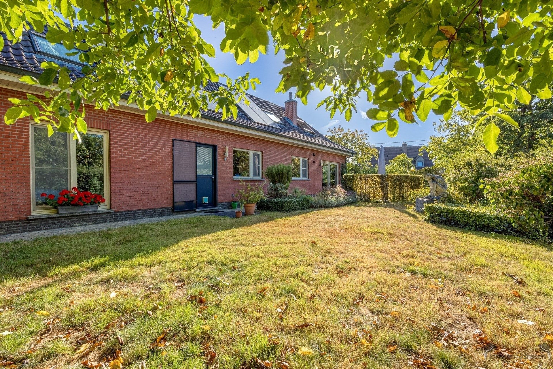 Landelijk gelegen open bebouwing met bijgebouw & grote tuin foto 5