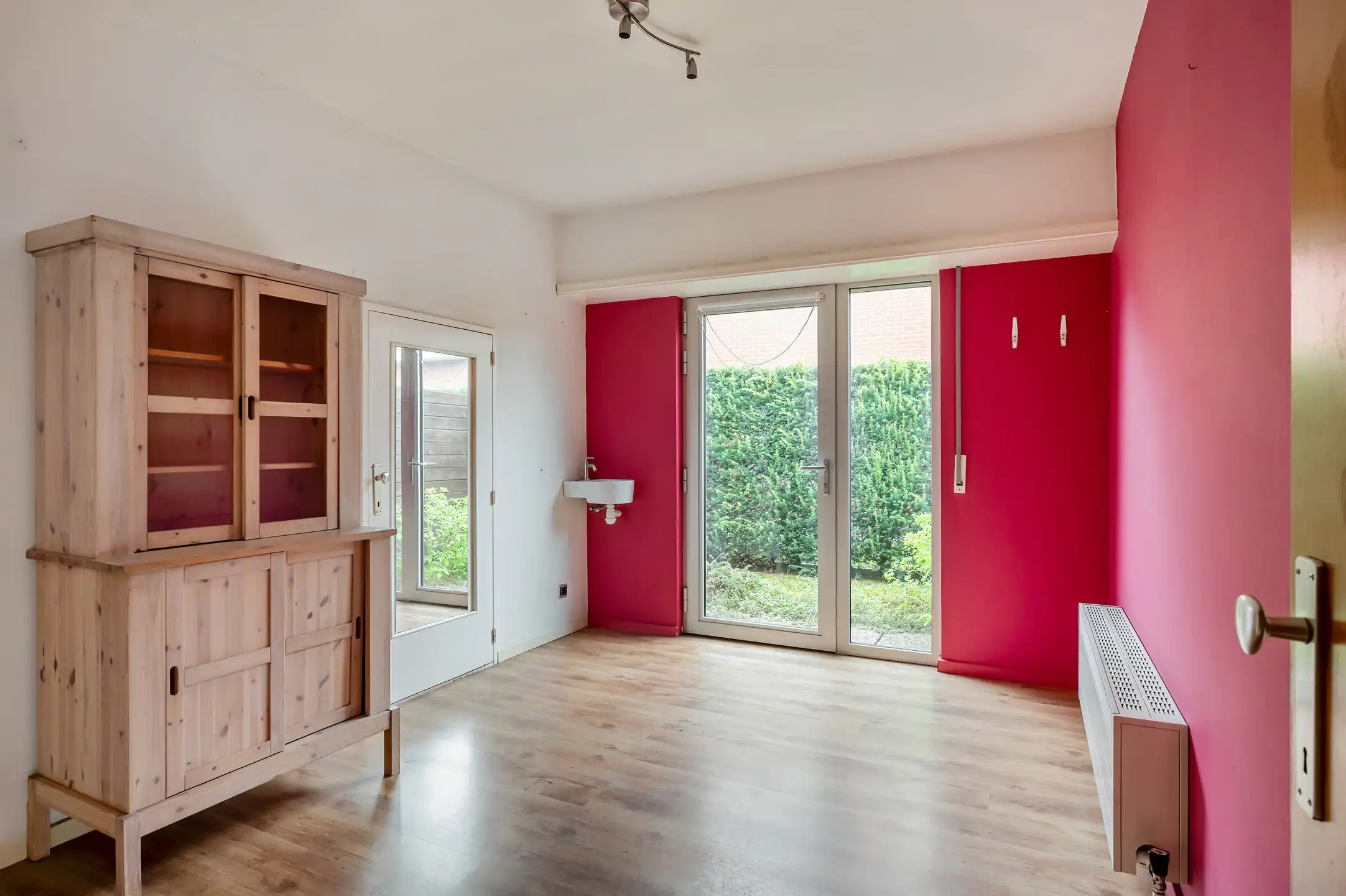 Vrijstaande renovatiewoning met 3 slaapkamers, garage en diepe tuin foto 12