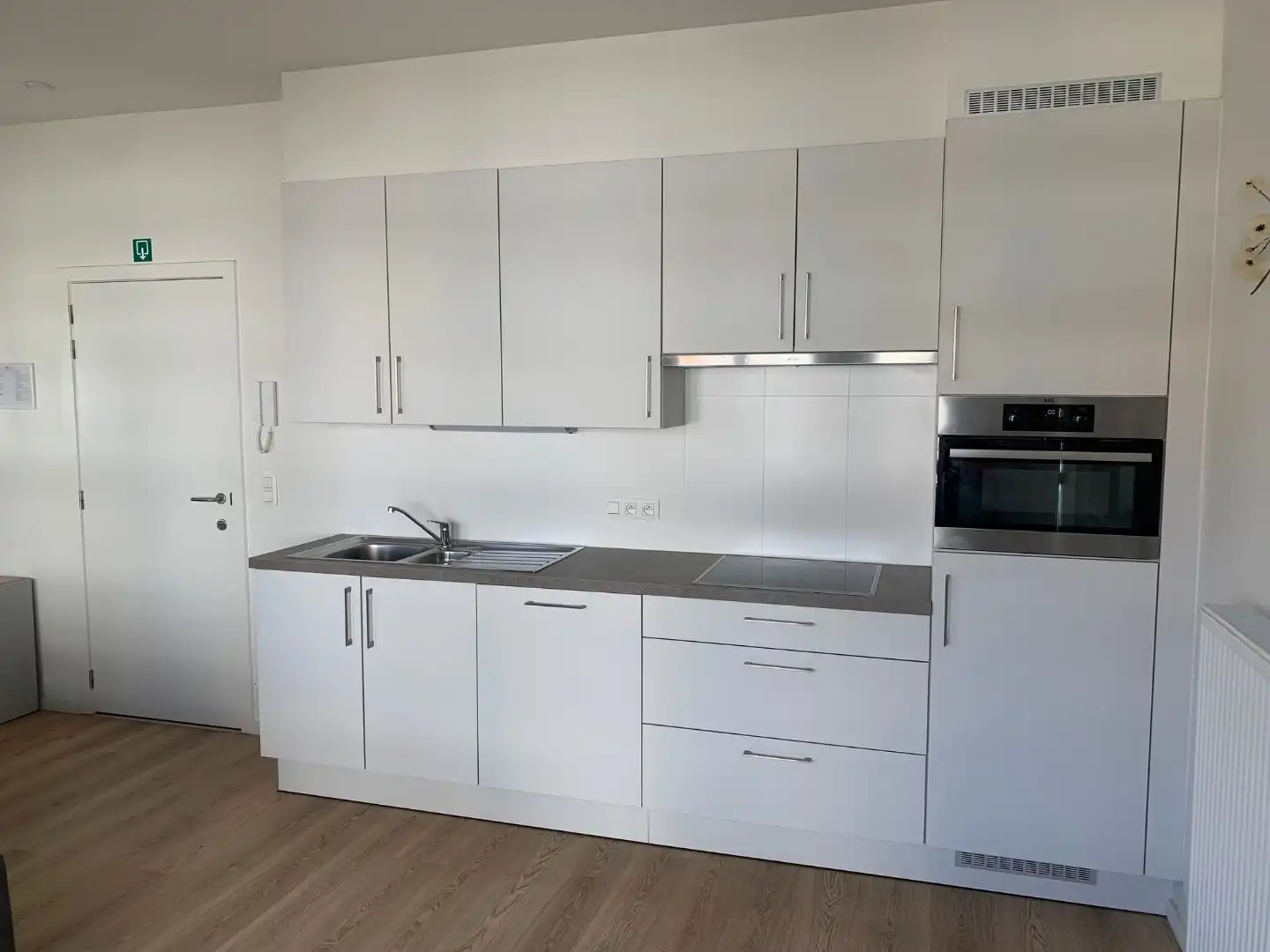 Lichtrijk, hip appartement met 1 slaapkamer, vlak aan zee in Raversijde foto 3