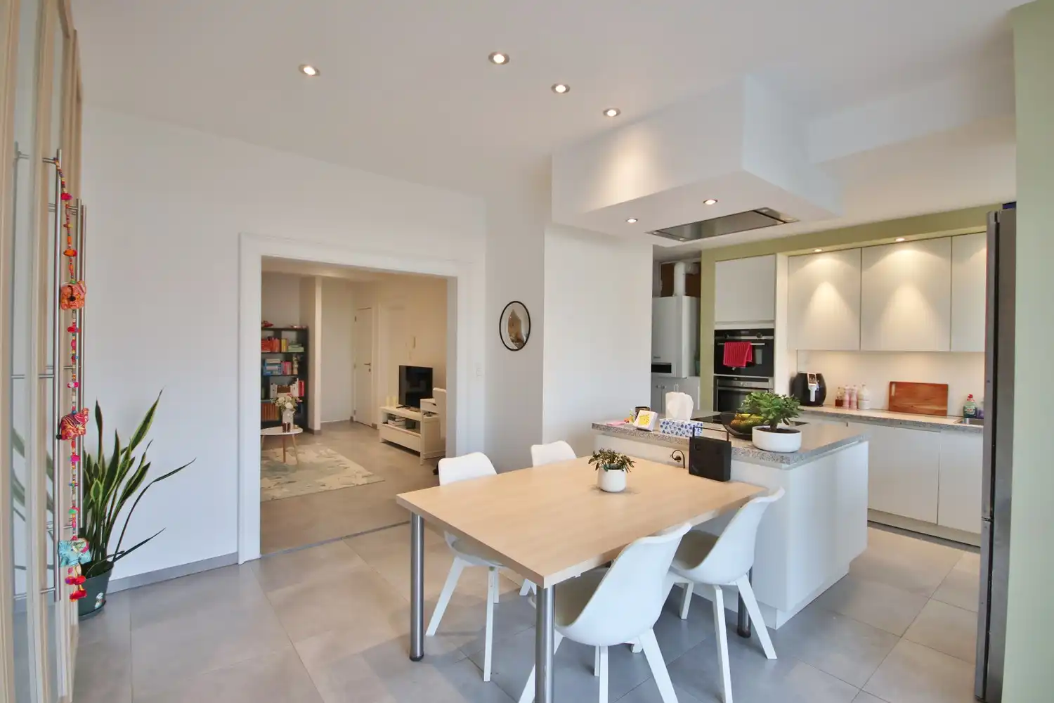 Appartement op gunstige locatie met groot terras foto 4