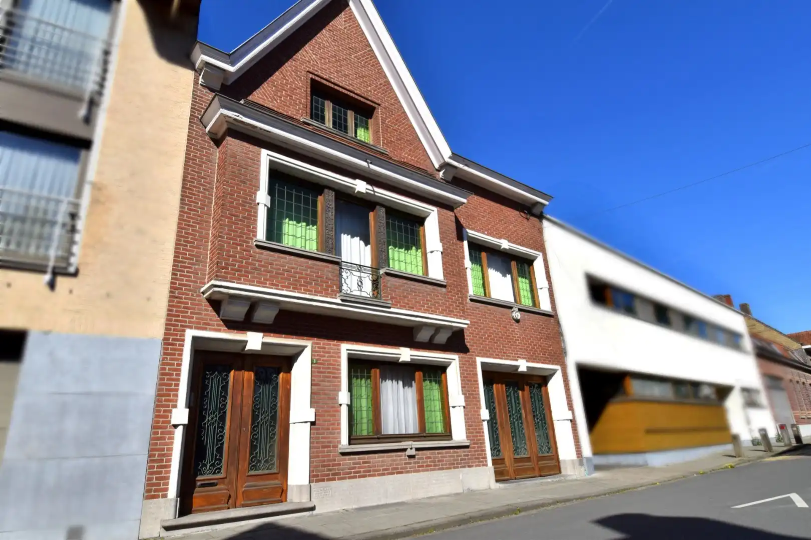 Charmante eigendom met 3 slaapkamers, 80 m² zolder, inpandige garage en zonneterras te koop in Gullegem-centrum foto 2