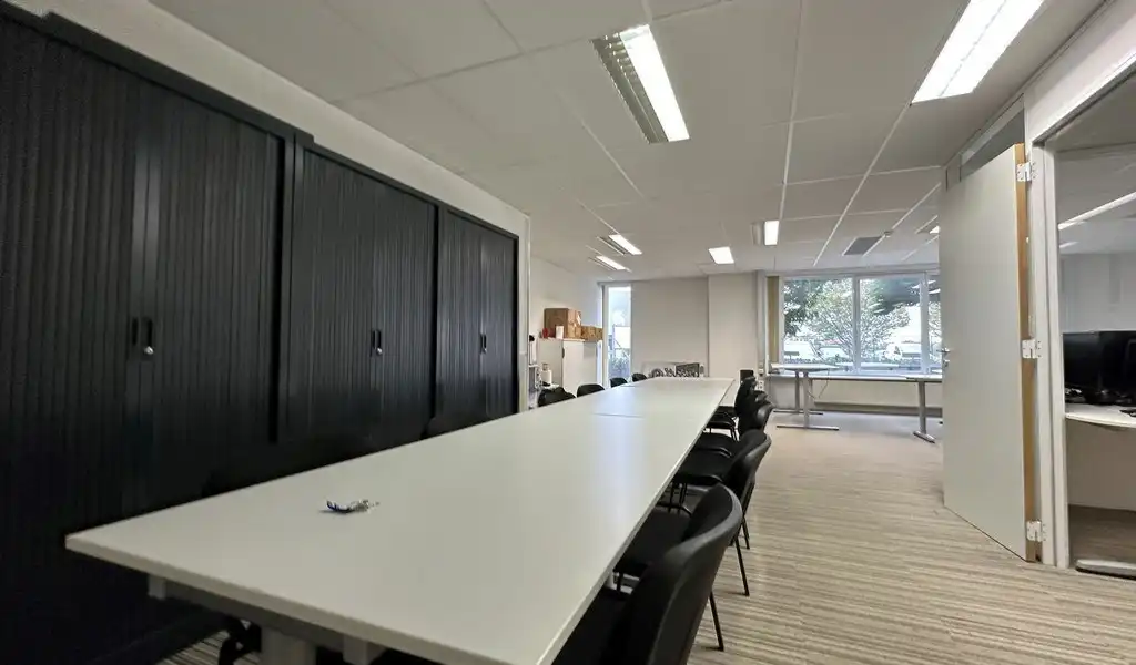 Instapklaar kantoor te huur in Brandstraat in Lokeren foto 8