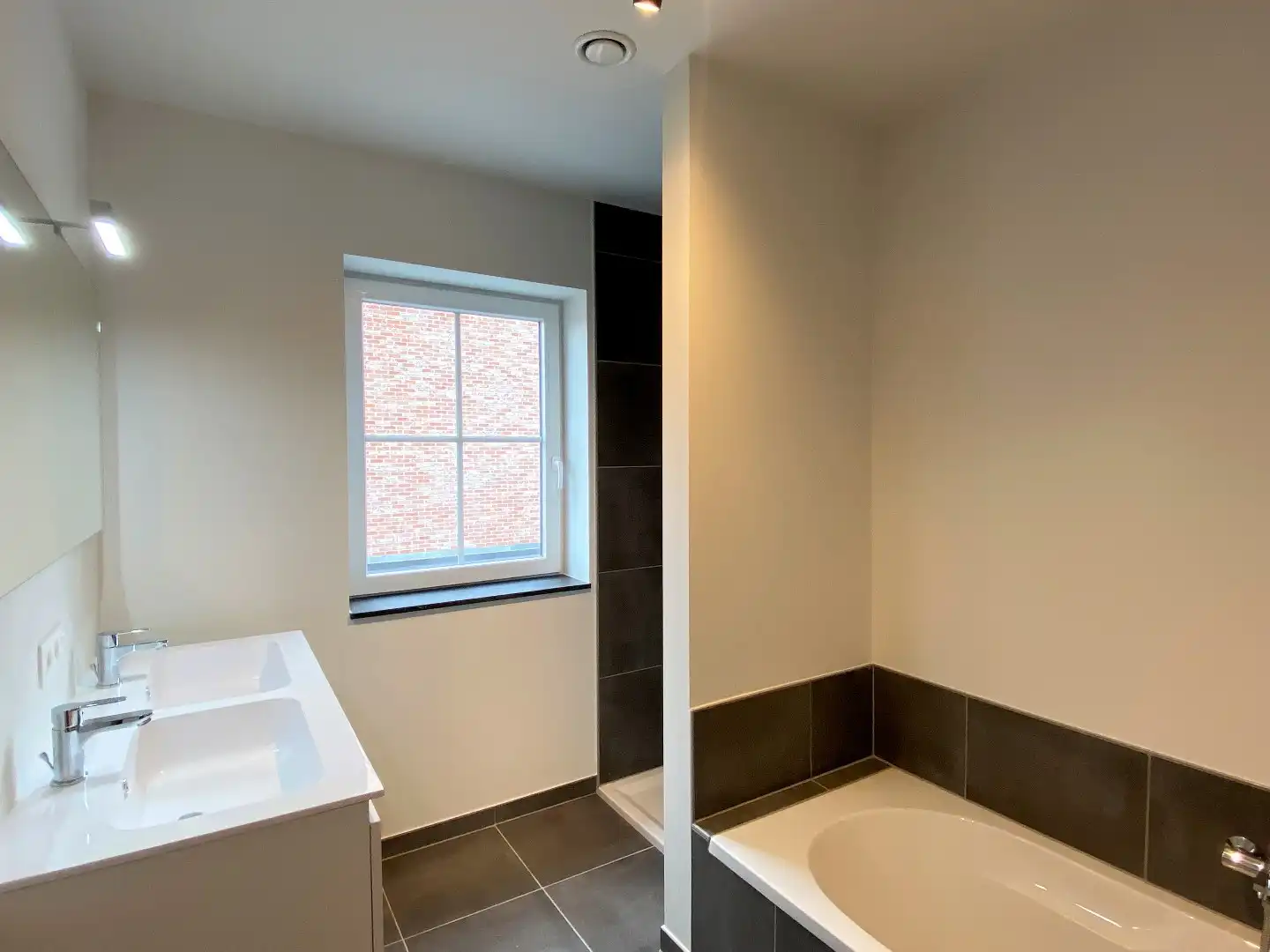 VERRASSEND RUIME WONING GELEGEN IN RUSTIGE WOONWIJK TE PITTEM foto 10