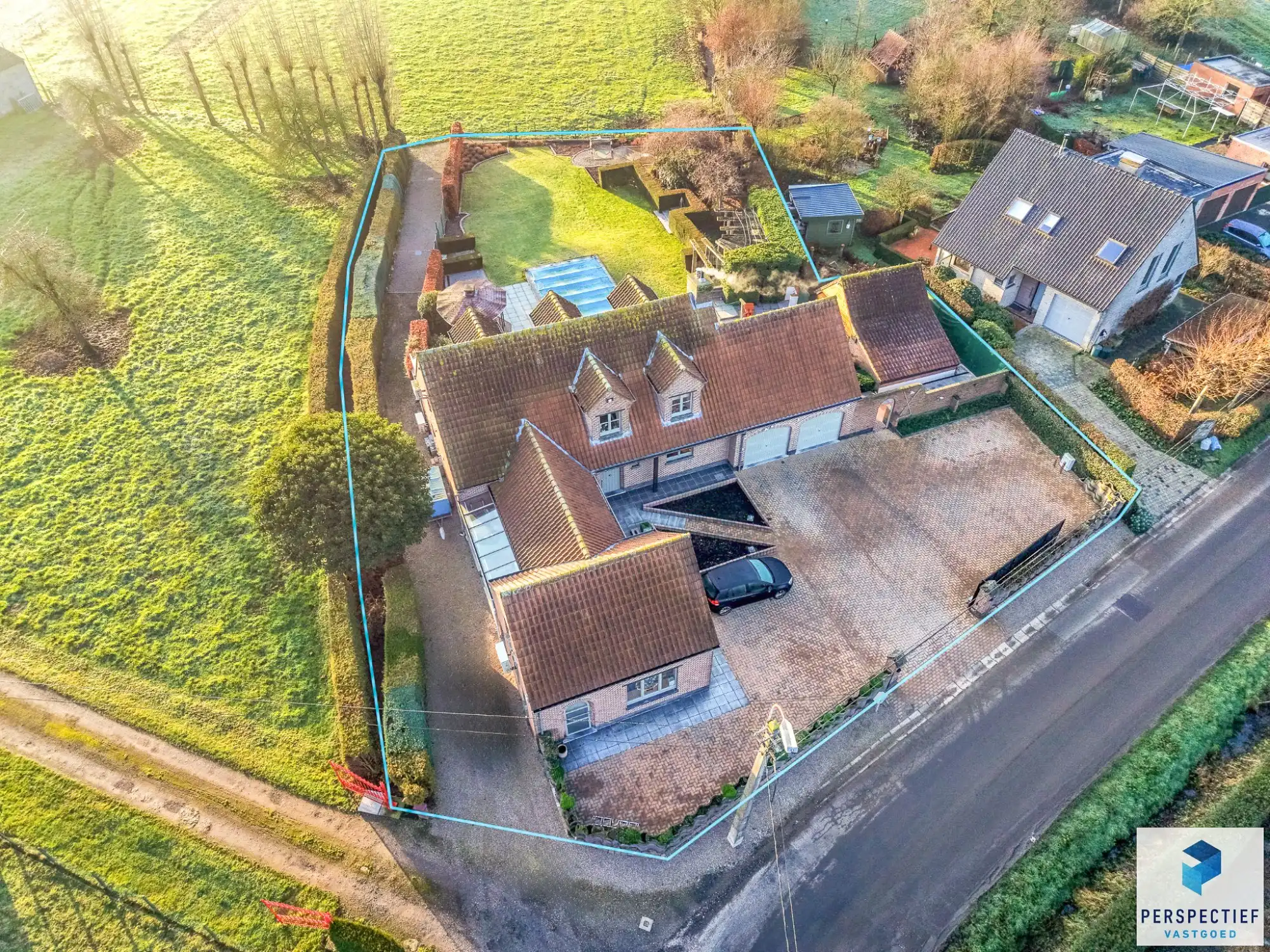 Landelijk gelegen villa met handelsruimte en buitenzwembad op 1370 m² foto {{pictureIndex}}