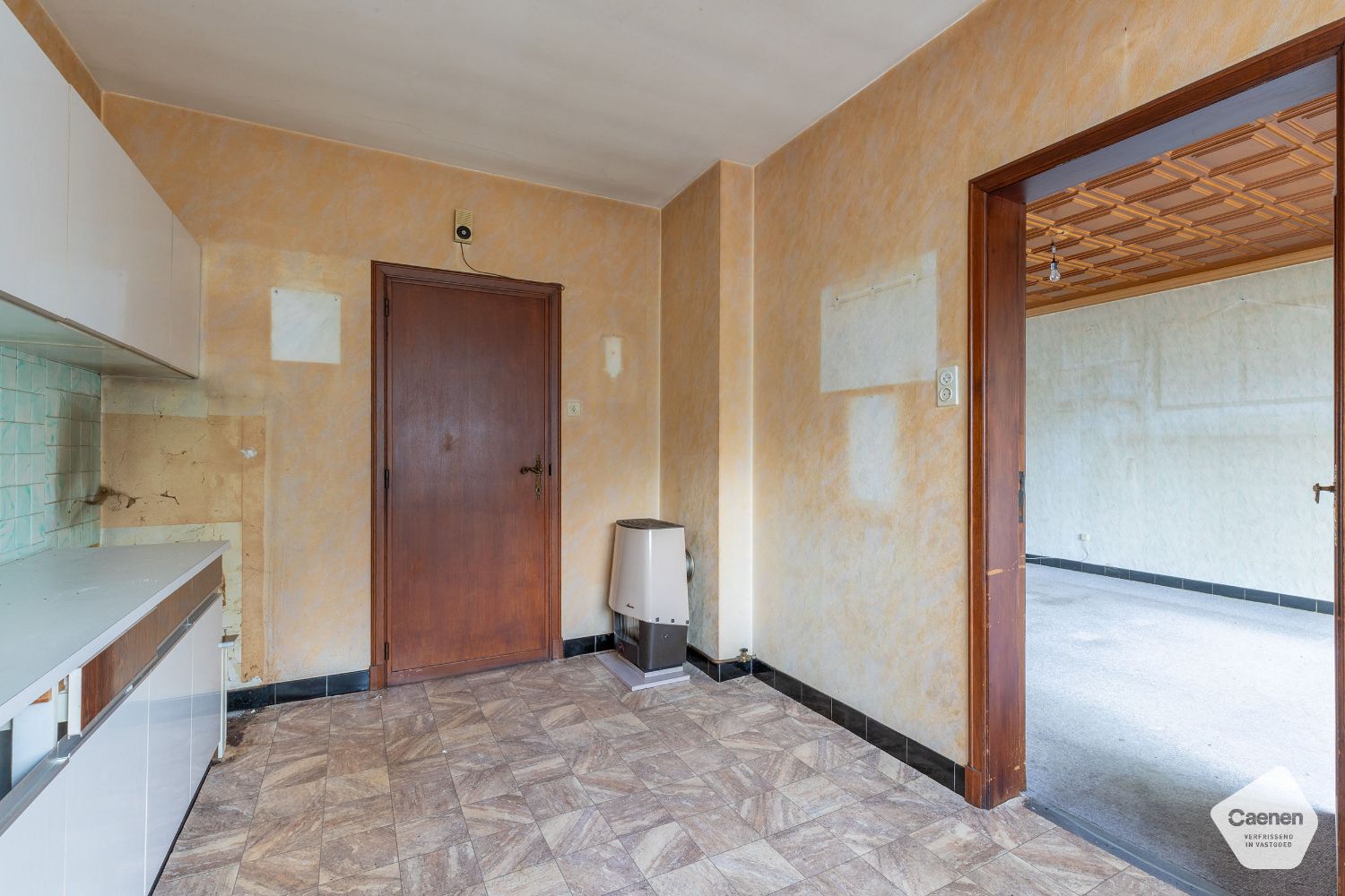 TE RENOVEREN STEVIGE HALF-OPEN WONING op CENTRALE LIGGING met 4 slaapkamers en GARAGE foto 6