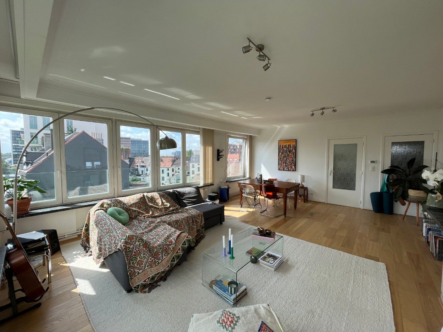 Ruim, lichtrijk appartement met garage én berging (kelder). foto 6