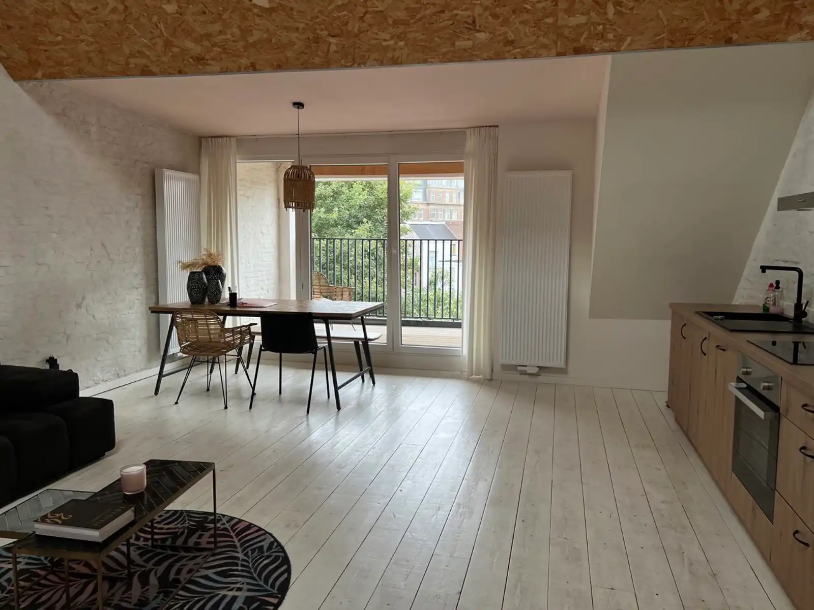 Zalig bemeubeld 2SLK-app met terras in hartje Berchem! foto 4