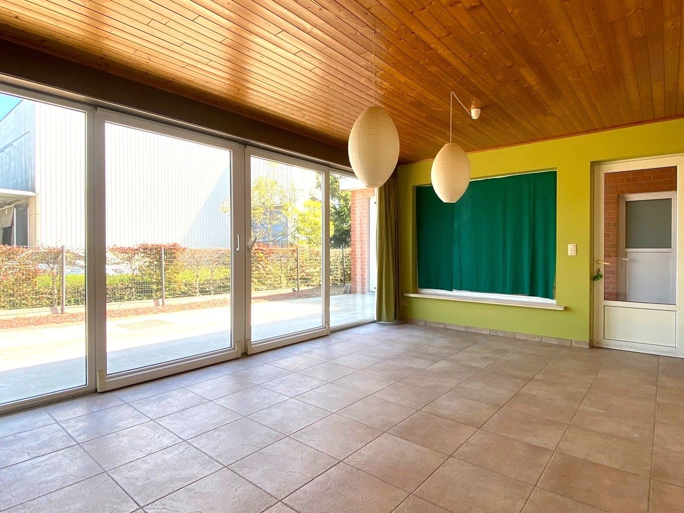 Ruime halfopen gezinswoning met grote garage/atelier (+/- 60m²) op een strategische ligging. foto 9