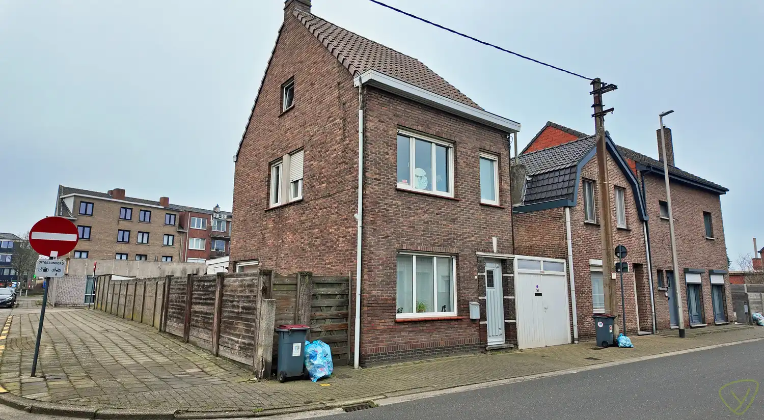 Volledig gerenoveerde woning met carport en tuin in Zelzate! foto {{pictureIndex}}