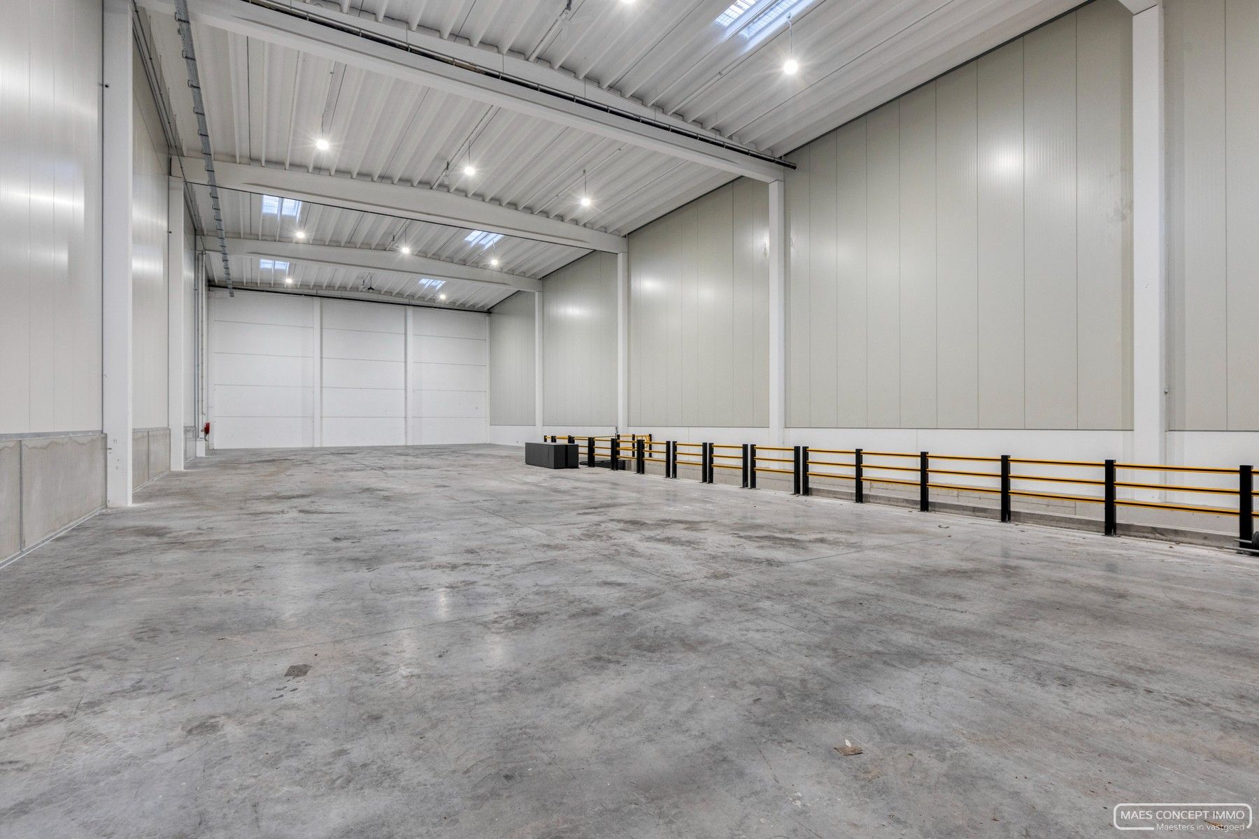 Nieuwbouw magazijn te koop van 1084 m2 bij E17 en Waregem centrum foto {{pictureIndex}}